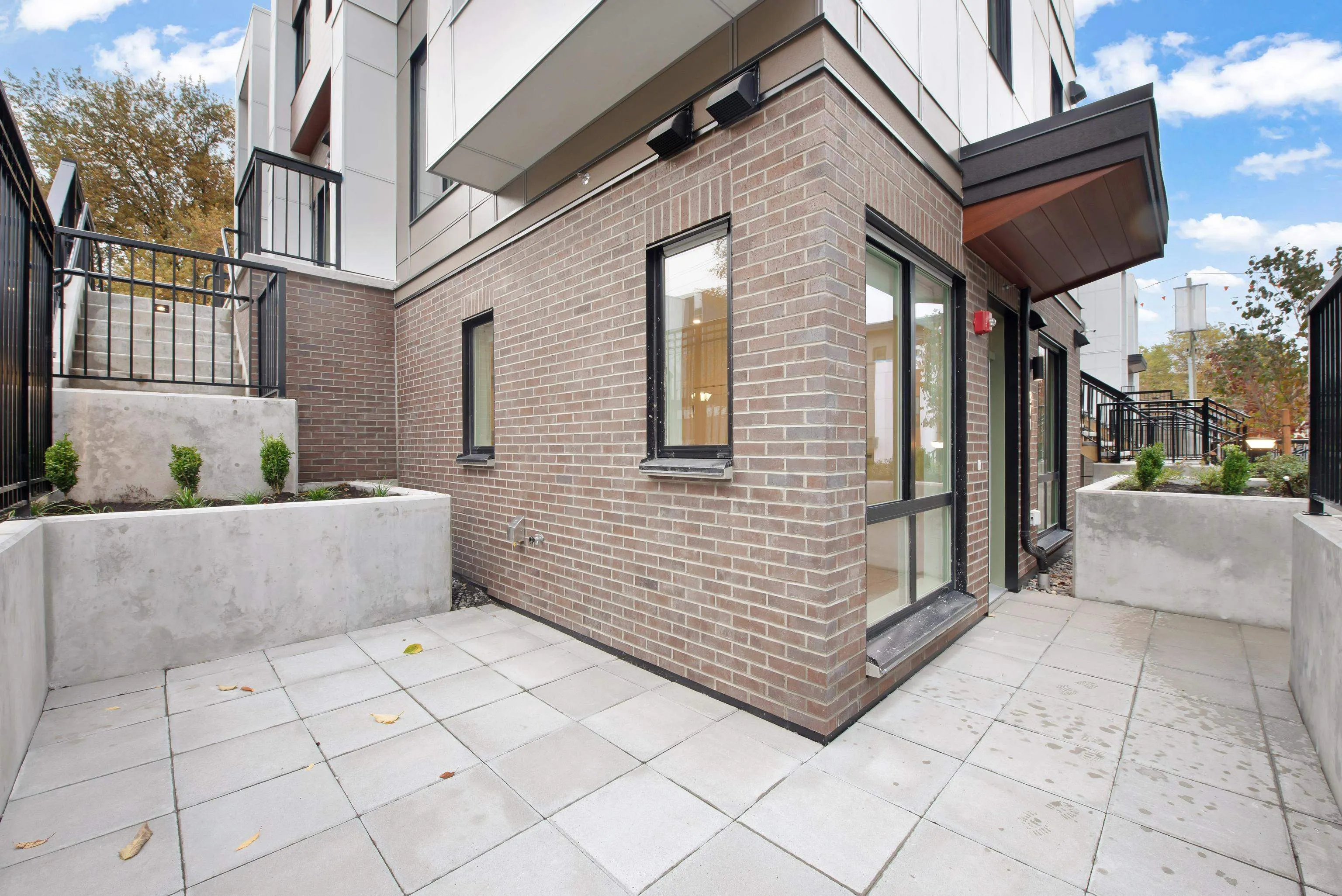 871 W 33rd Avenue