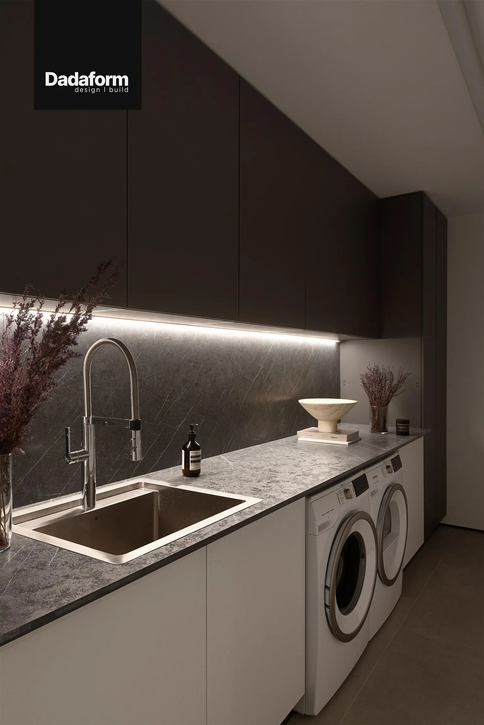 02 738 Broughton Street