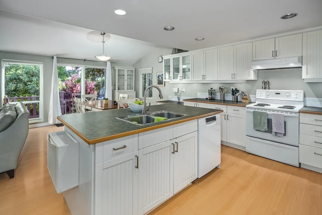2242 Foothills Court
