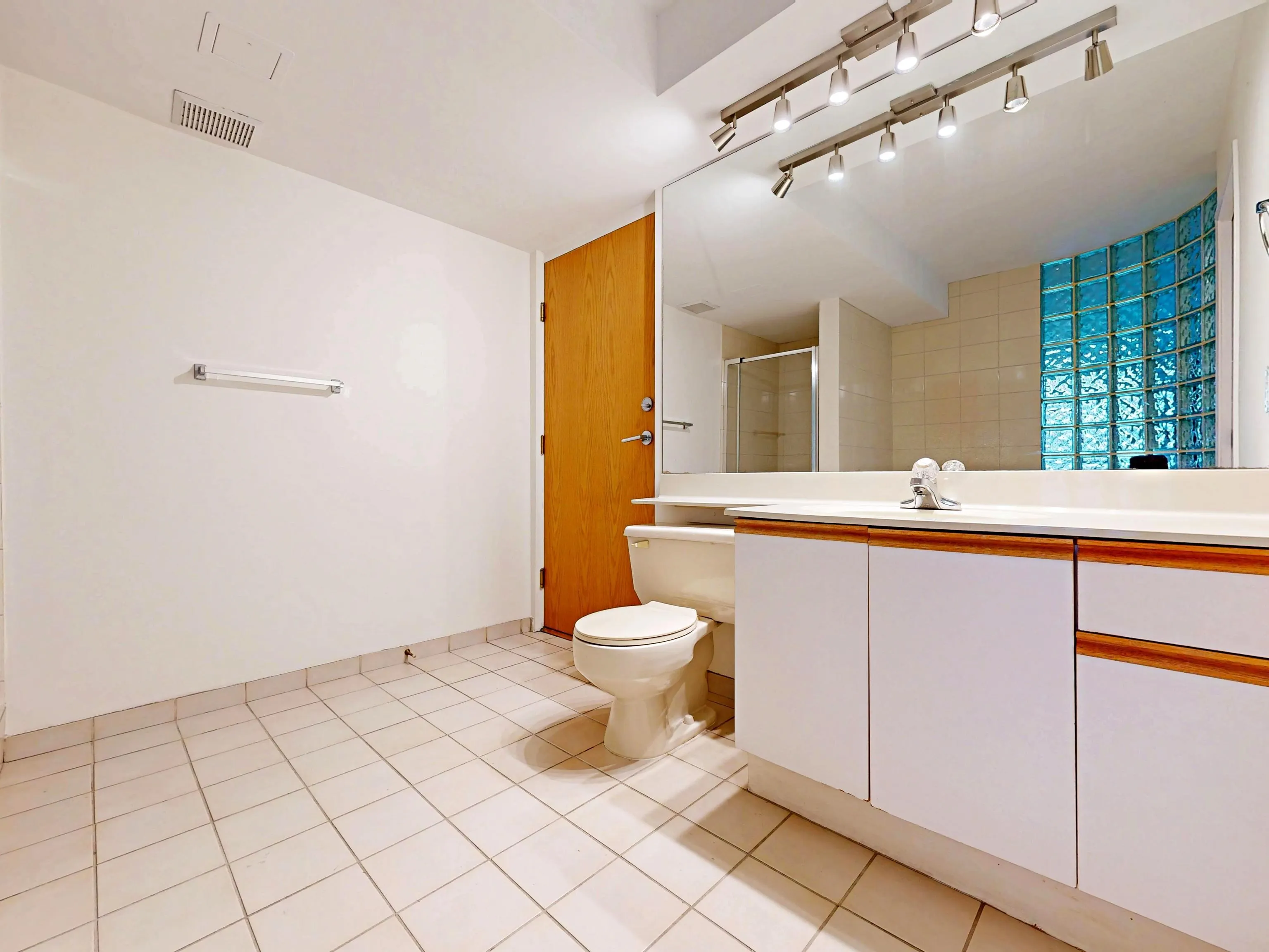 2004 1020 Harwood Street