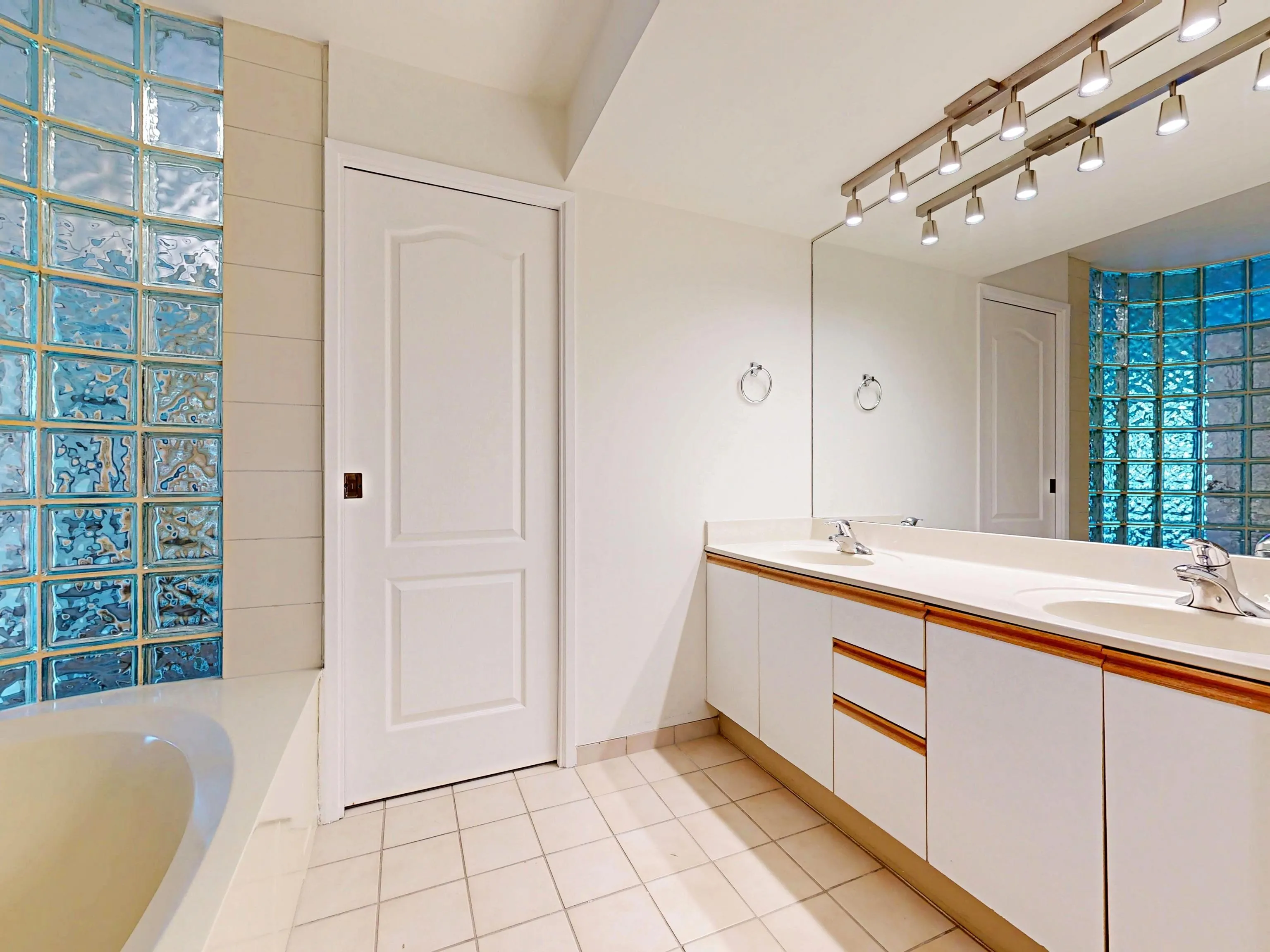 2004 1020 Harwood Street