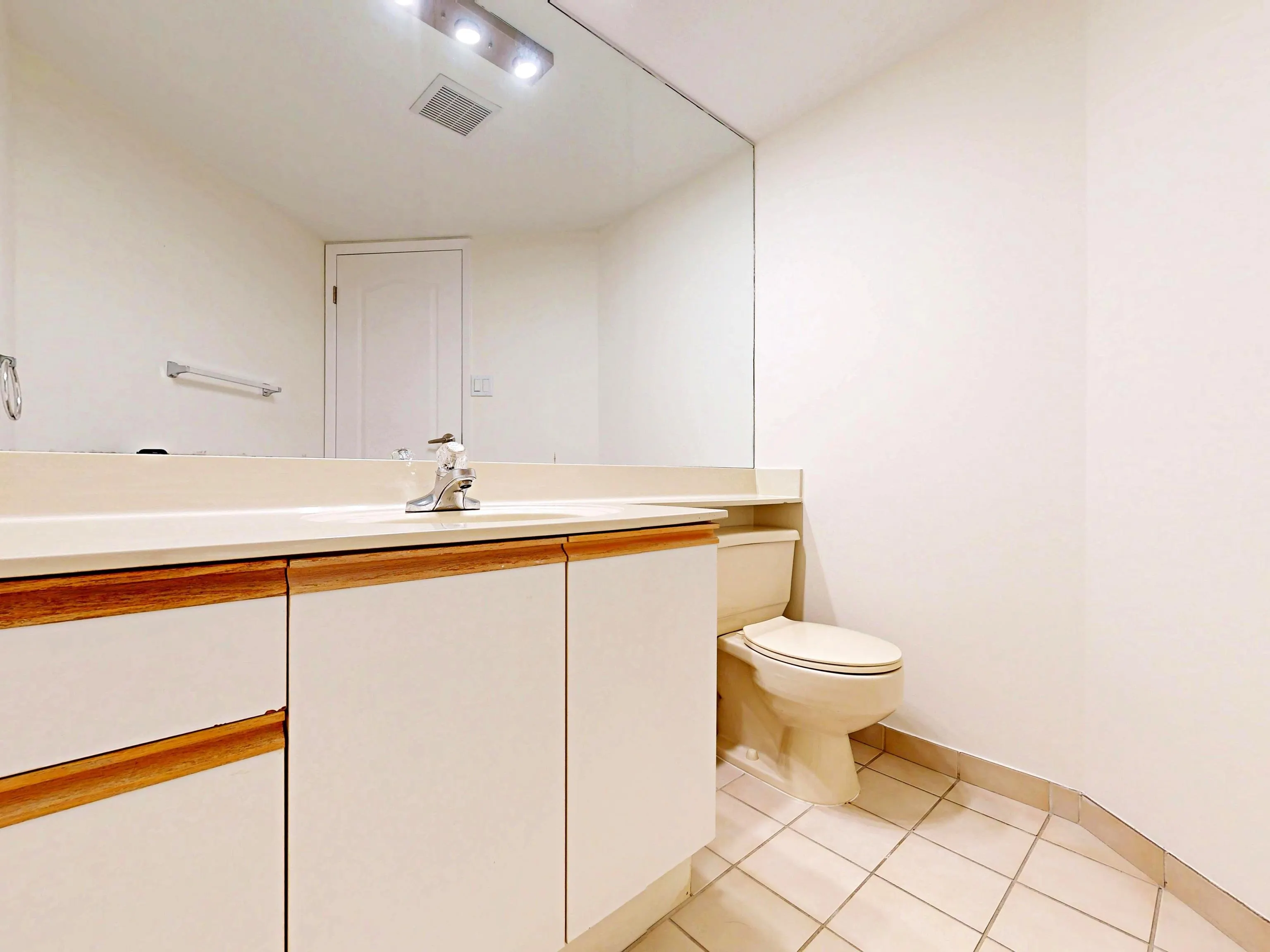 2004 1020 Harwood Street