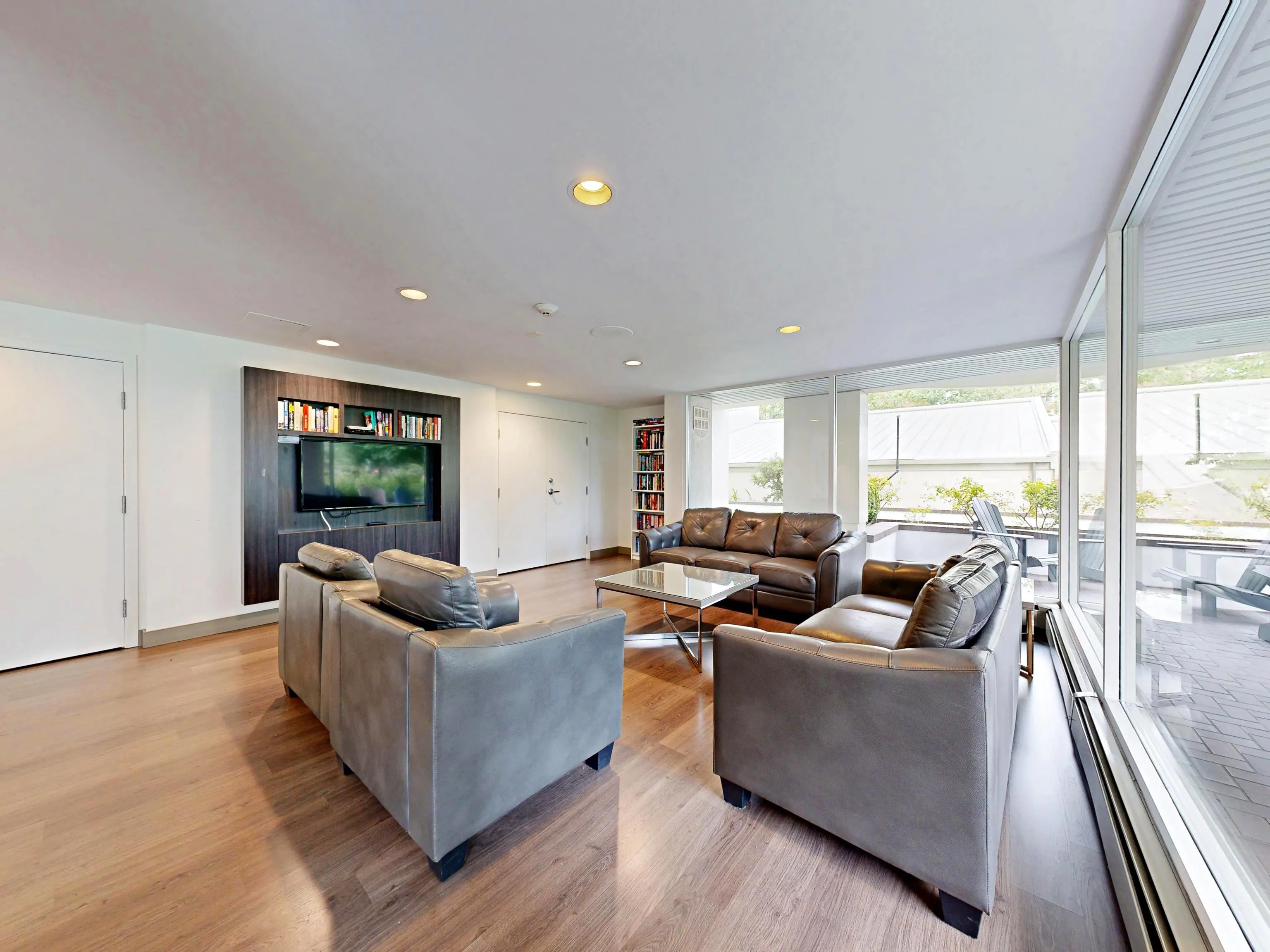 2004 1020 Harwood Street