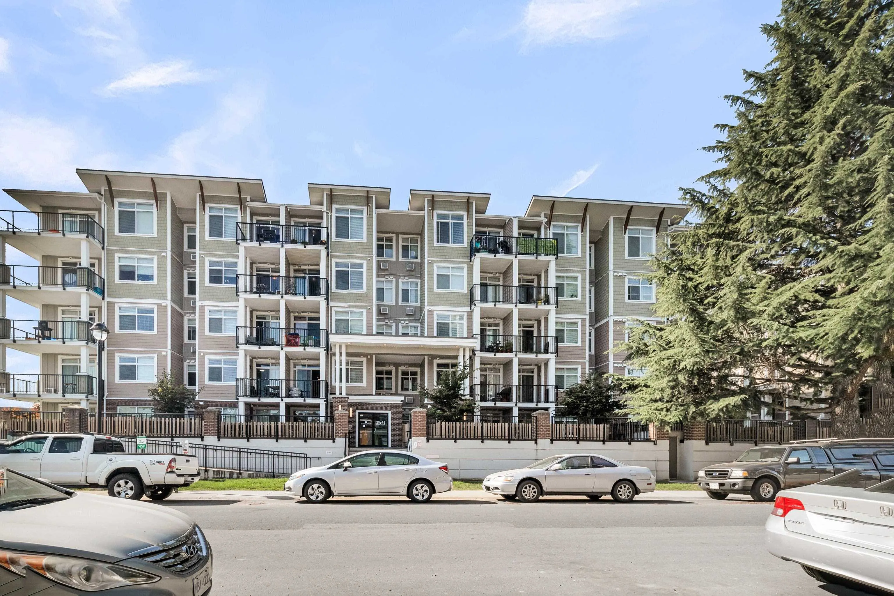 402 20696 Eastleigh Crescent