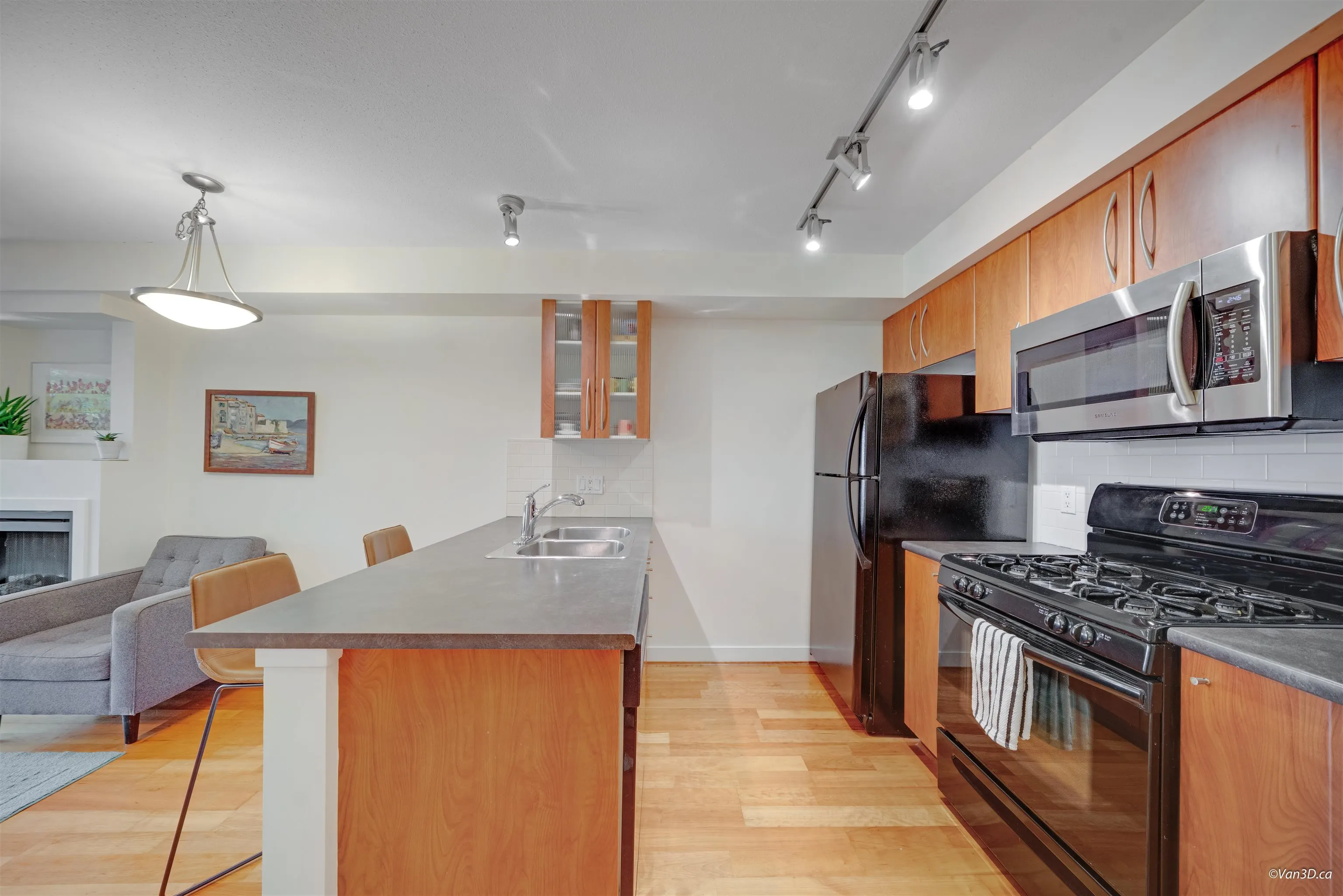 201 736 W 14th Avenue