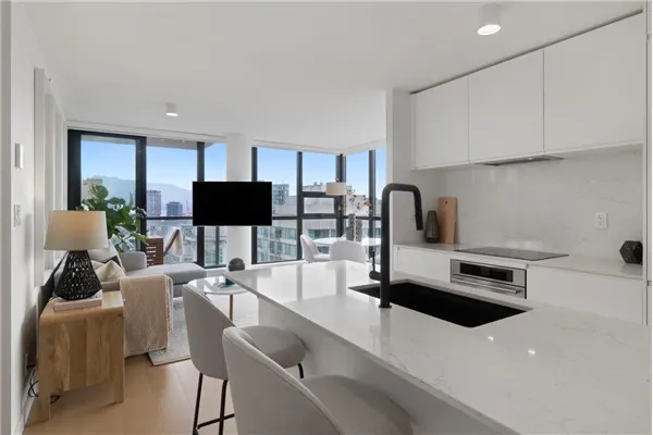 3002 909 Mainland Street