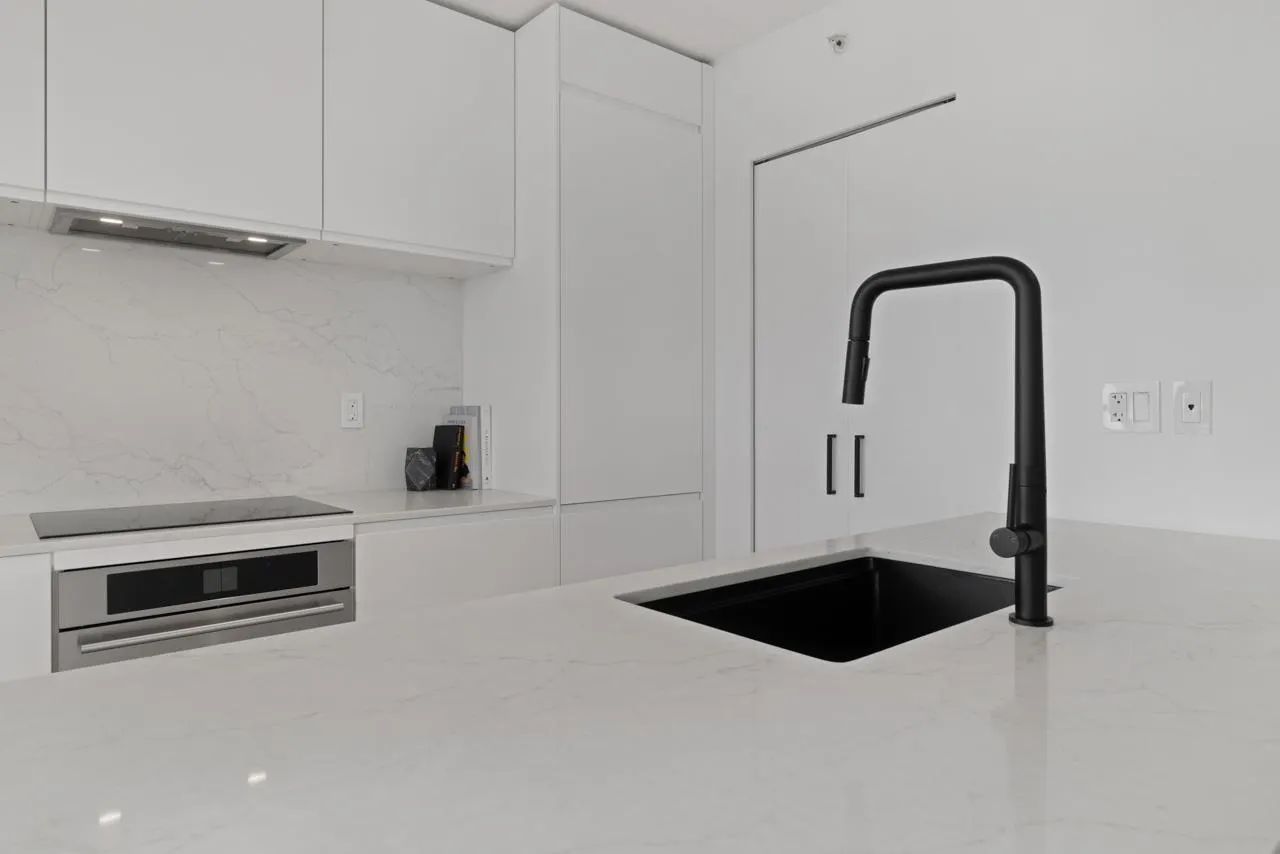 3002 909 Mainland Street