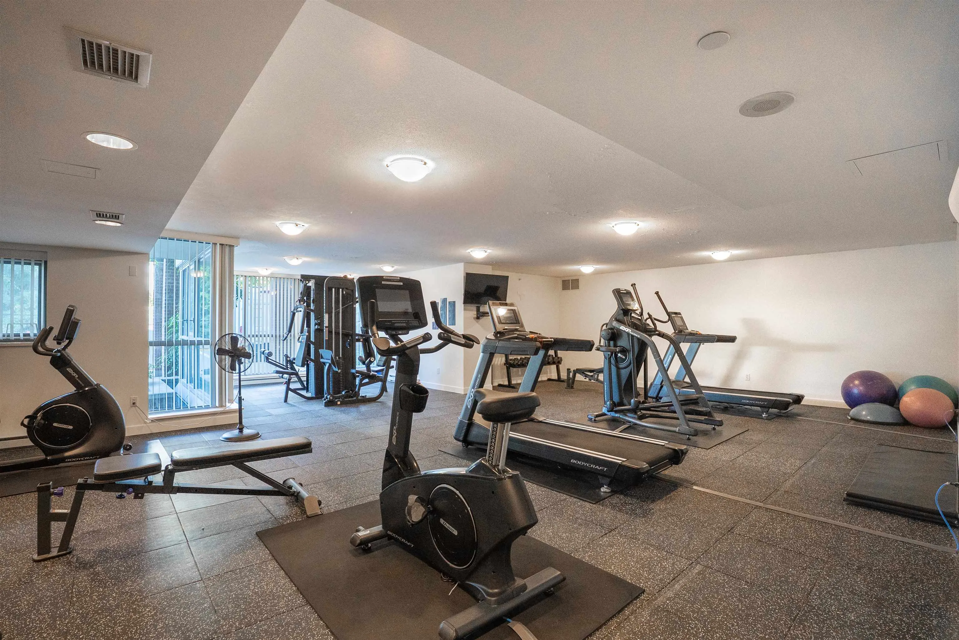 1403 235 Guildford Way