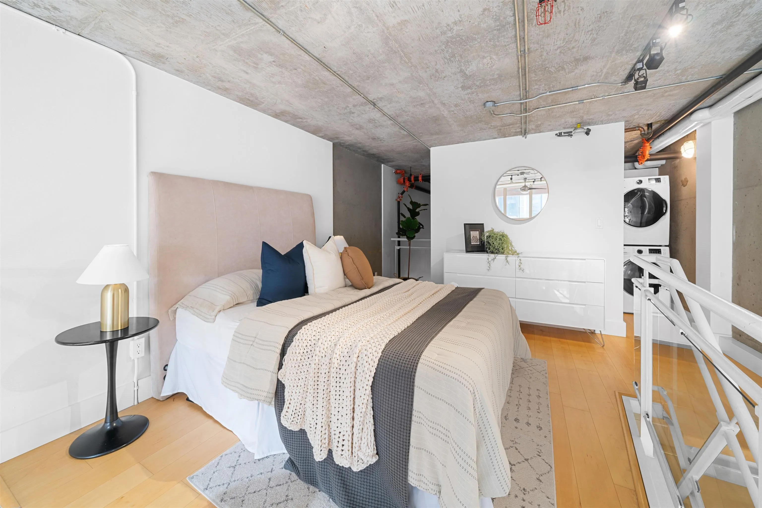 413 1529 W 6th Avenue