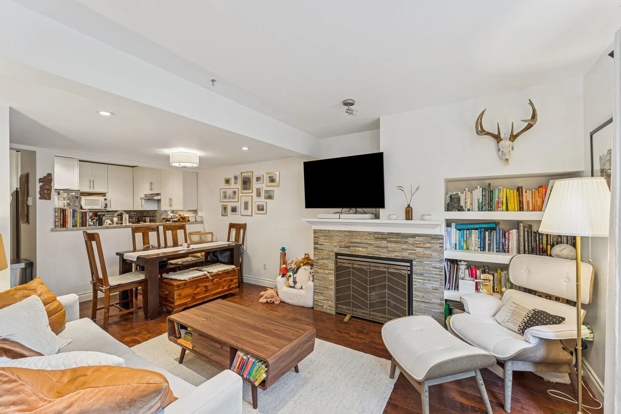 11 2375 W Broadway