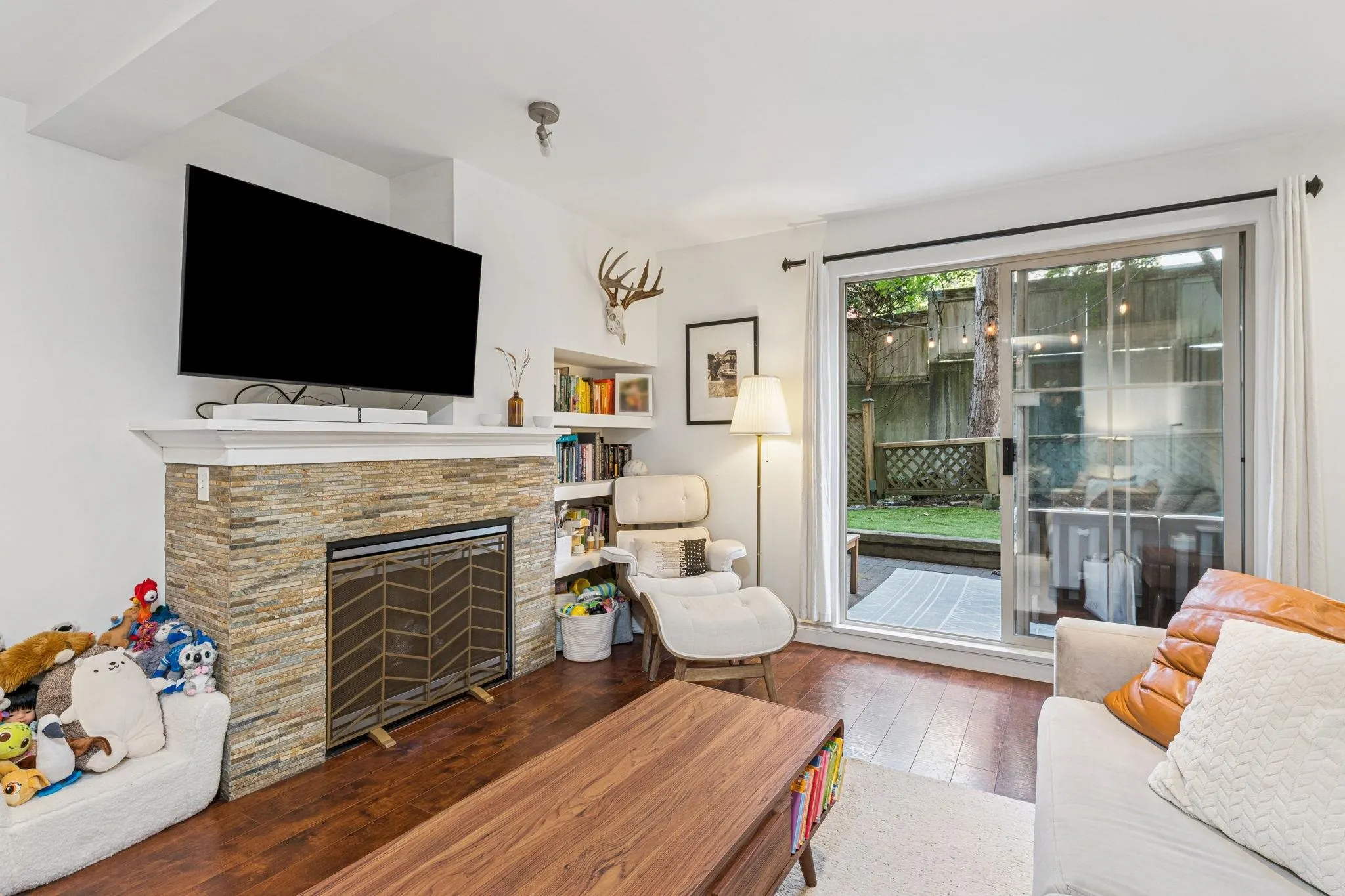 11 2375 W Broadway