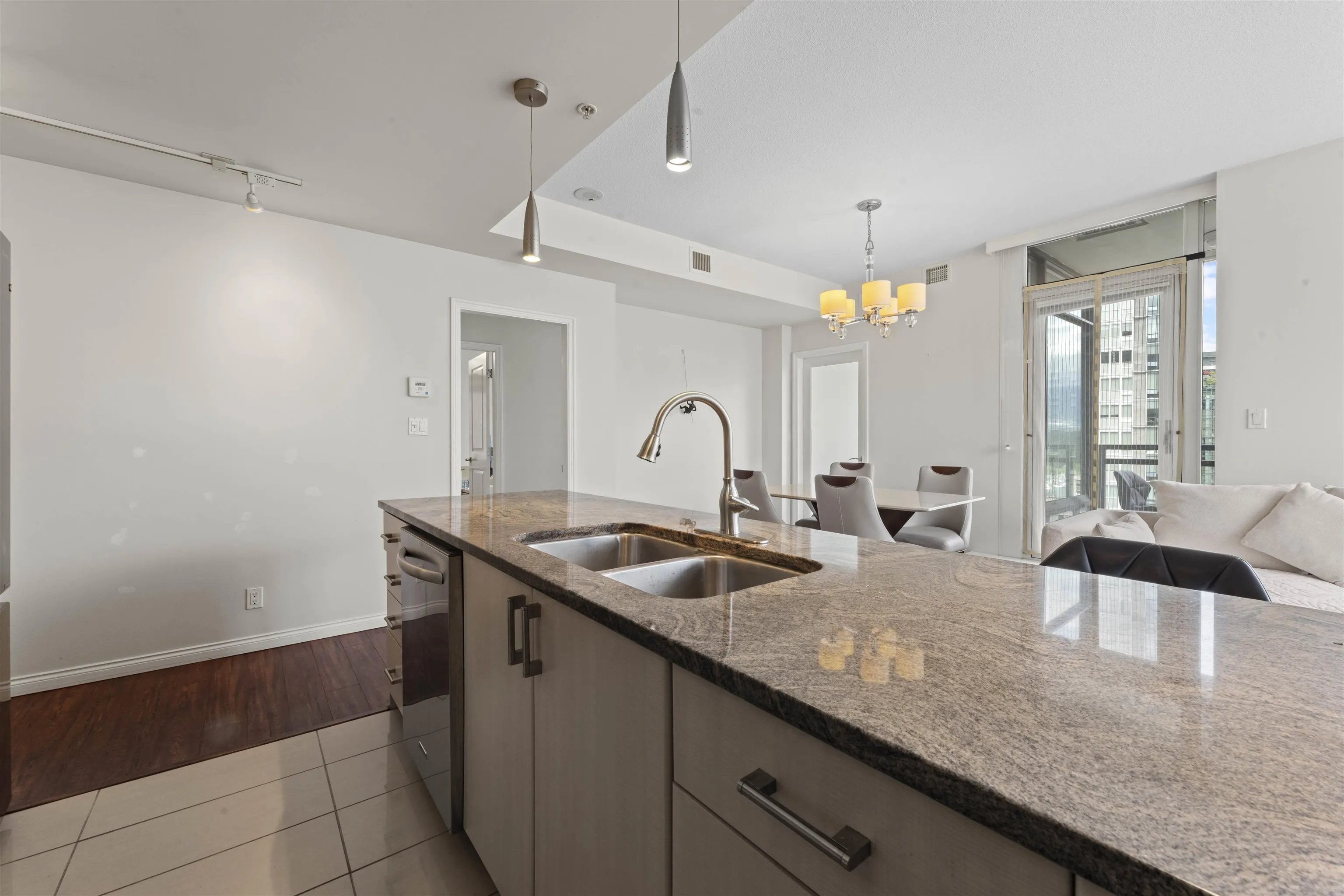 1705 1211 Melville Street