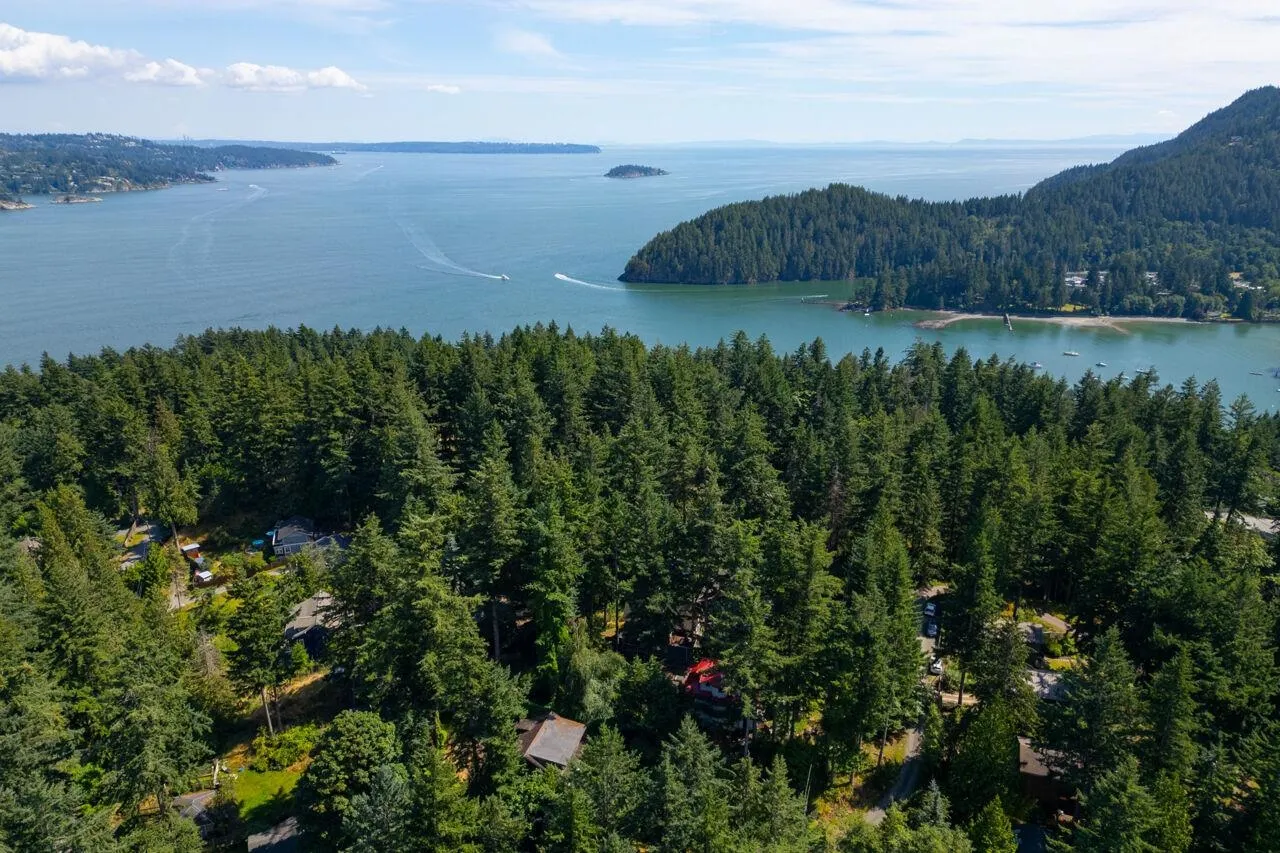 1261 Eagle's Nest Road