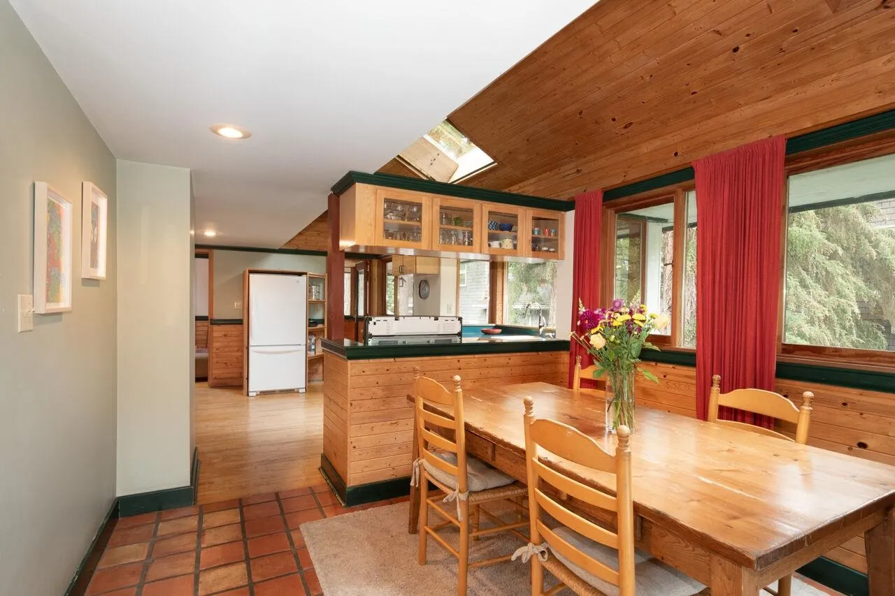 1261 Eagle's Nest Road