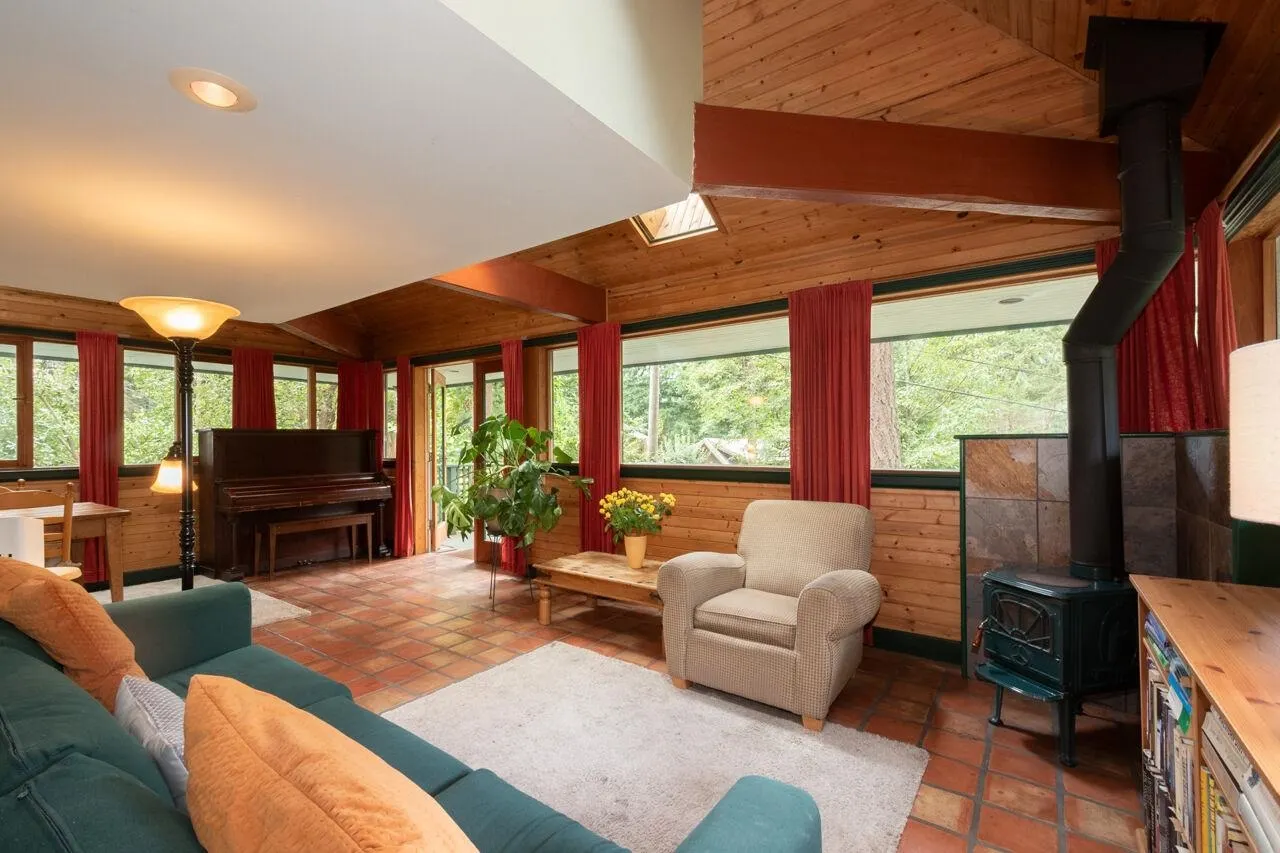 1261 Eagle's Nest Road