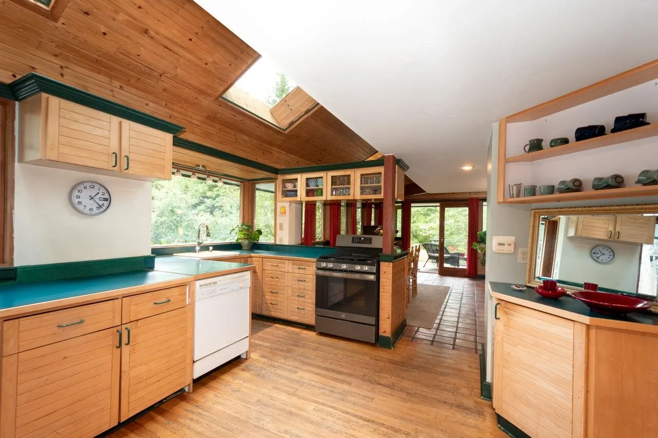 1261 Eagle's Nest Road