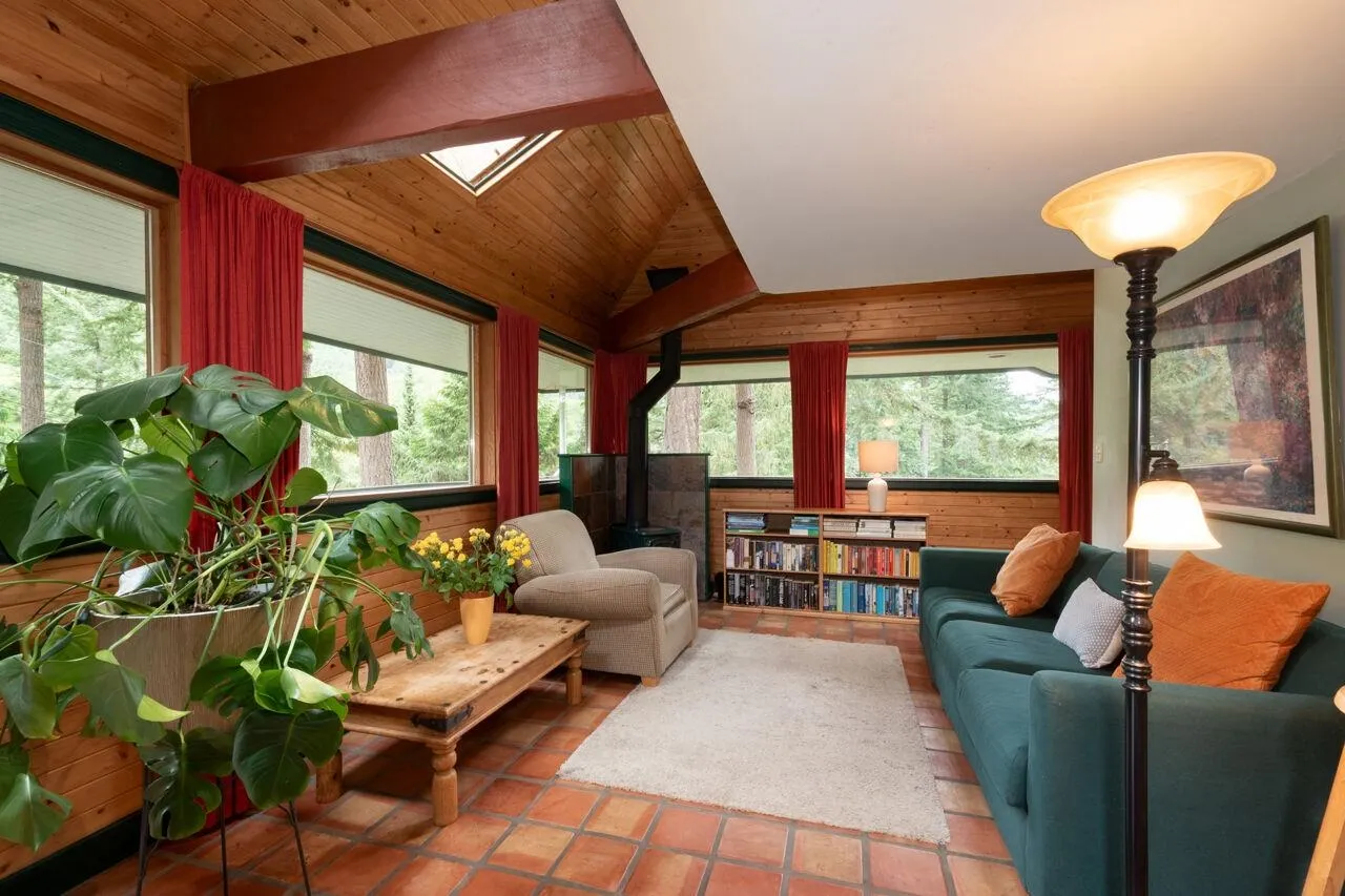 1261 Eagle's Nest Road
