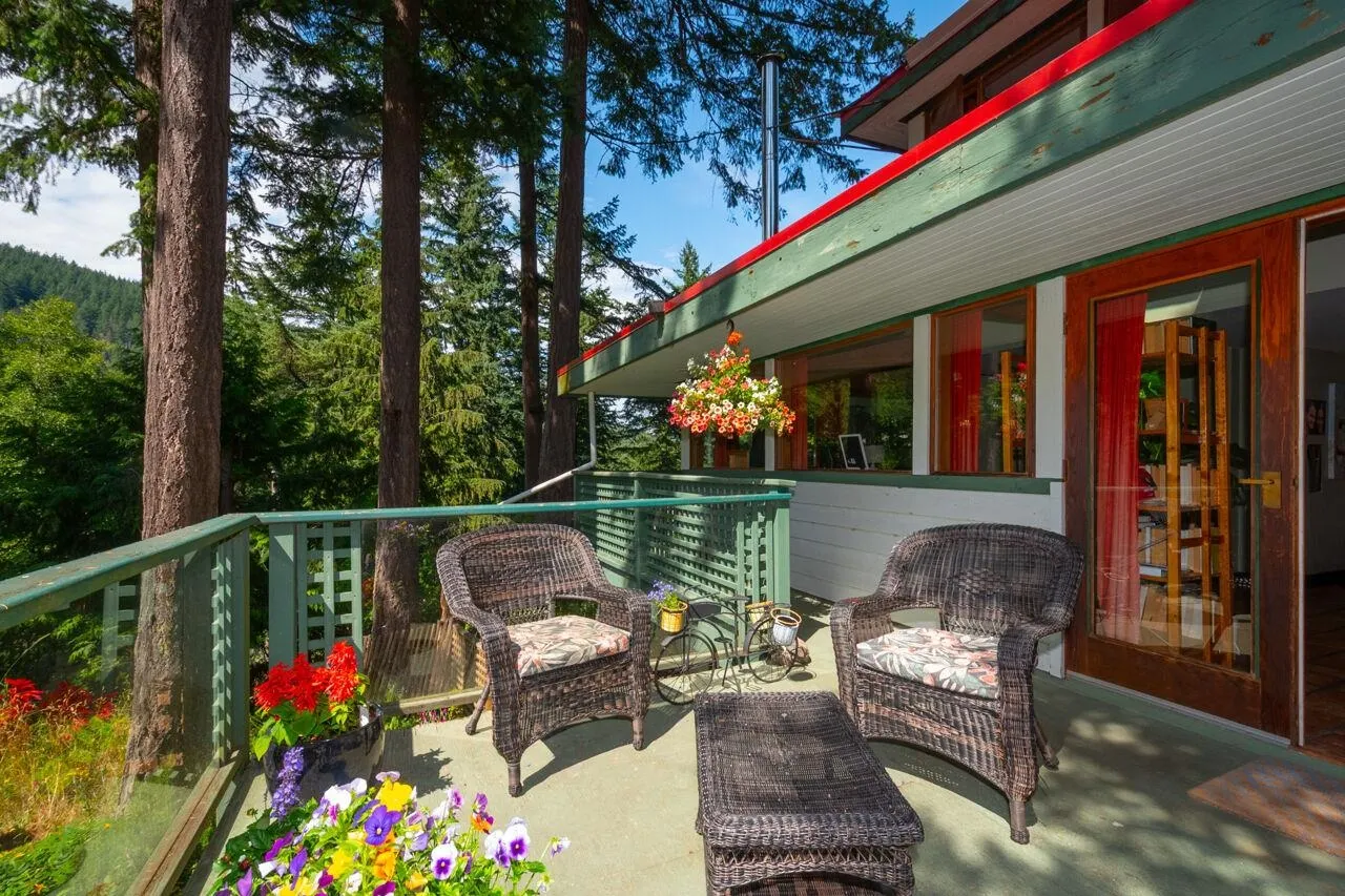 1261 Eagle's Nest Road
