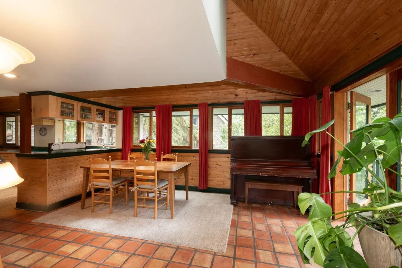 1261 Eagle's Nest Road