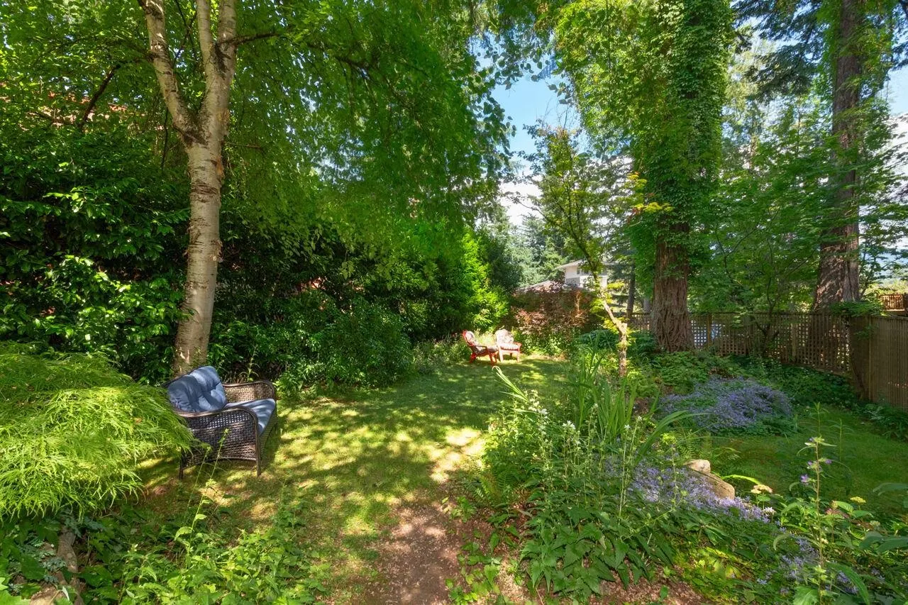 1261 Eagle's Nest Road