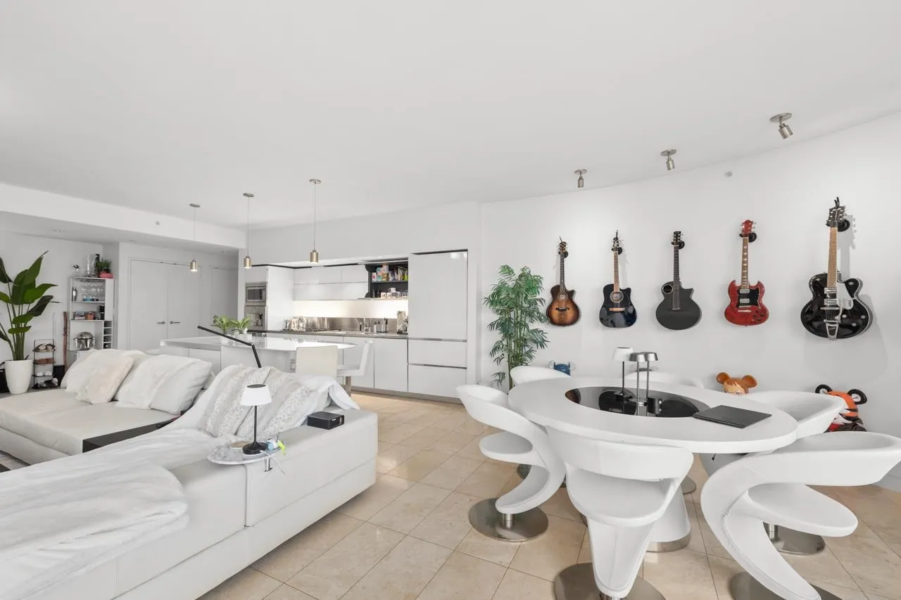 2306 838 W Hastings Street