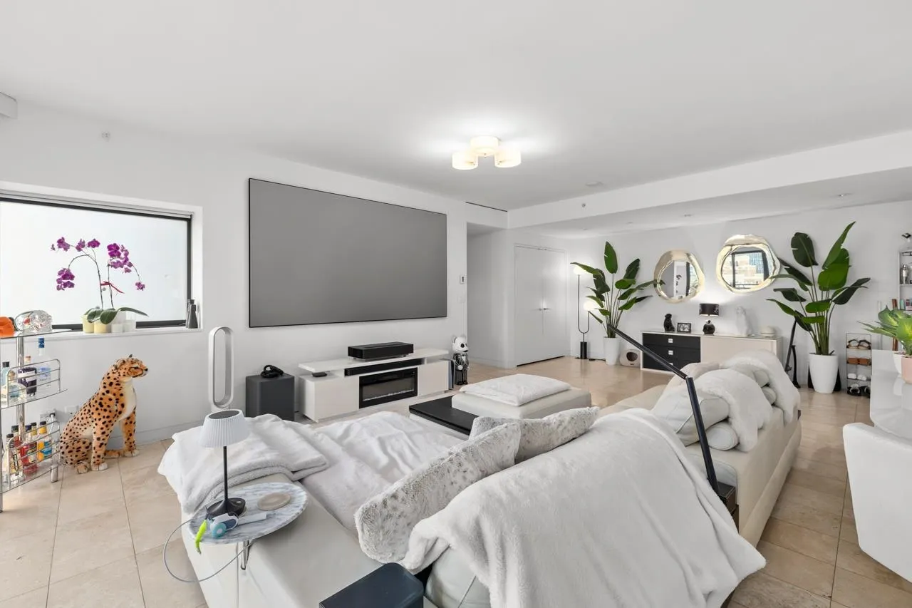 2306 838 W Hastings Street