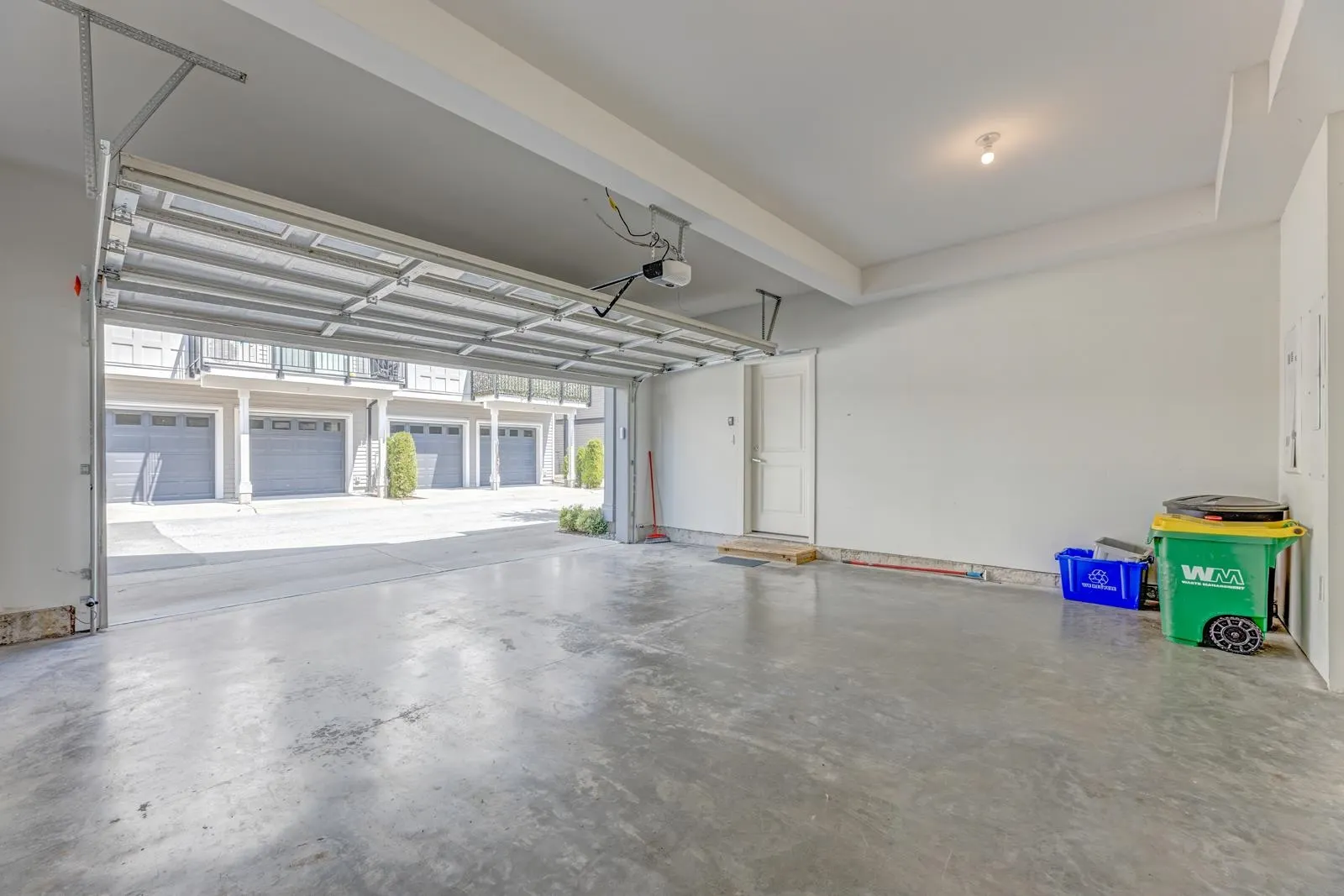 60 3500 Burke Village Promenade