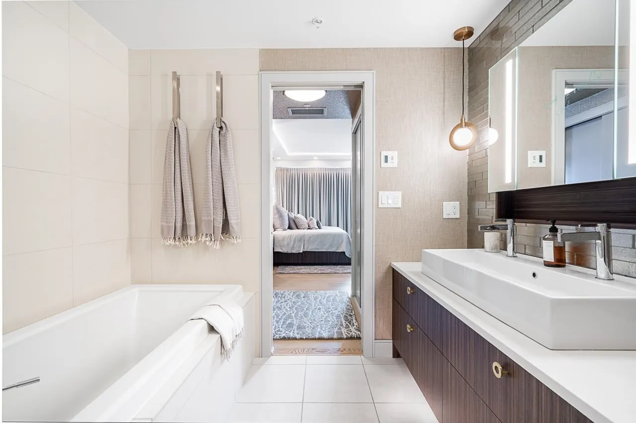 1402 15152 Russell Avenue