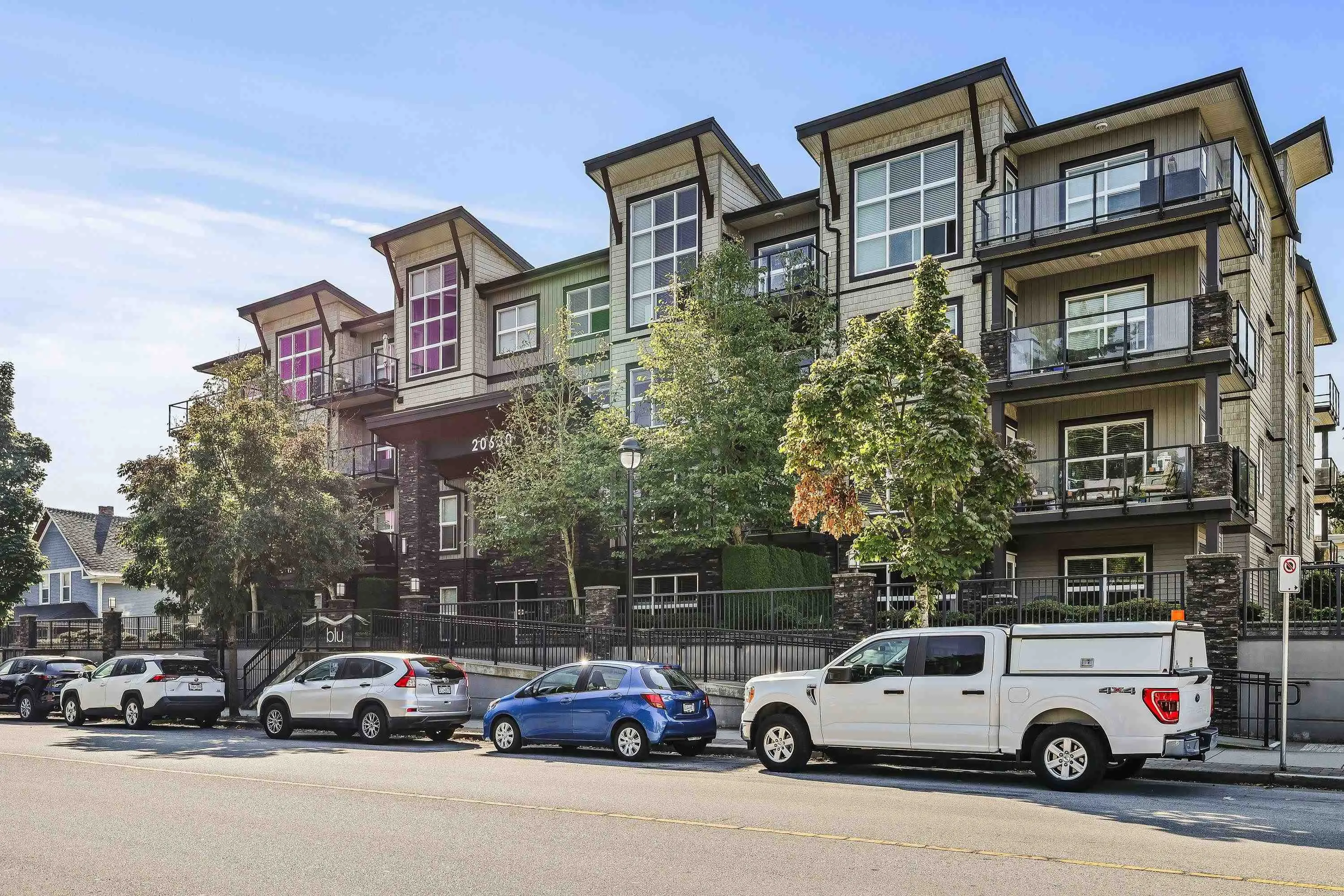 207 20630 Douglas Crescent