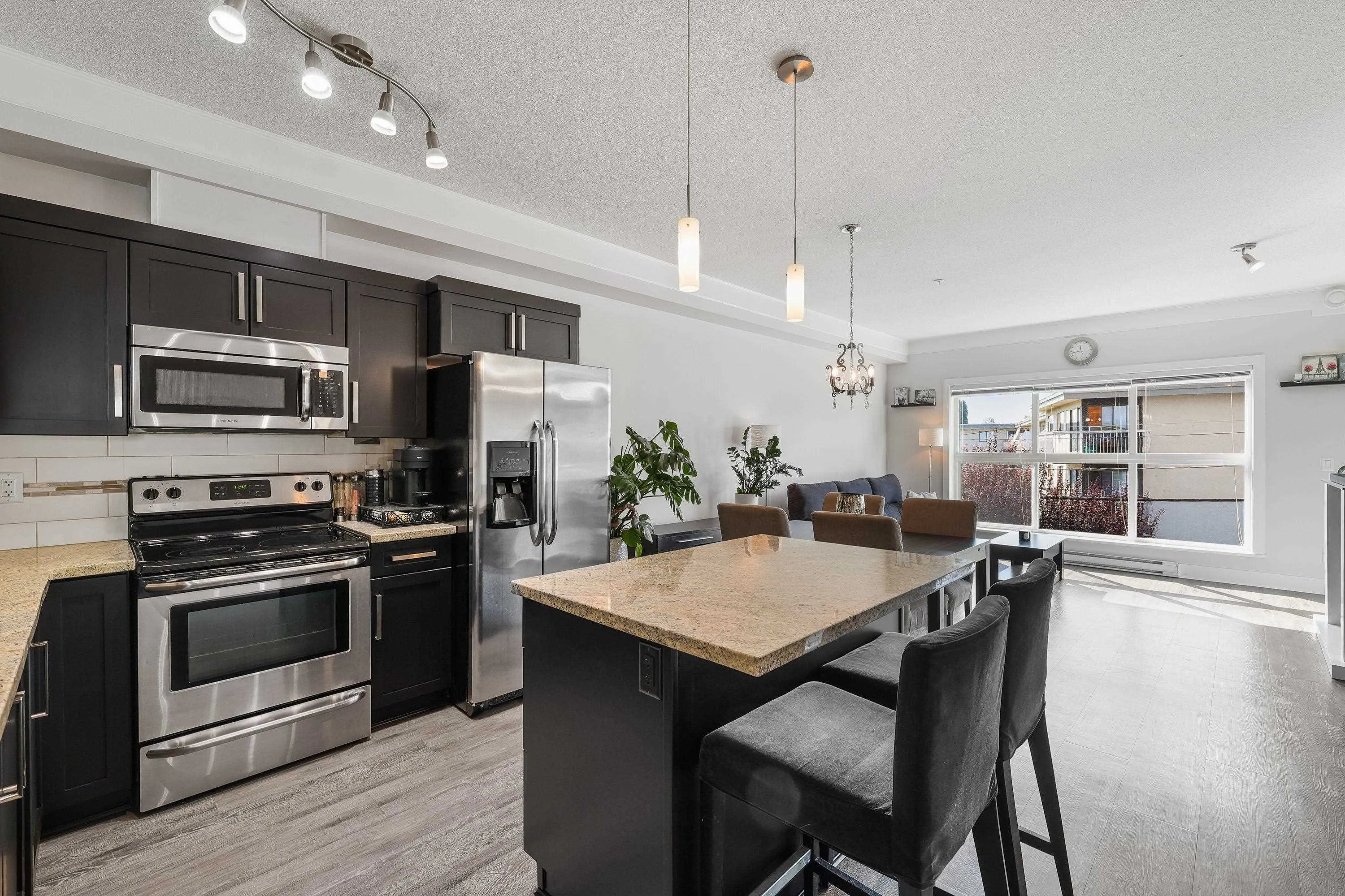 207 20630 Douglas Crescent