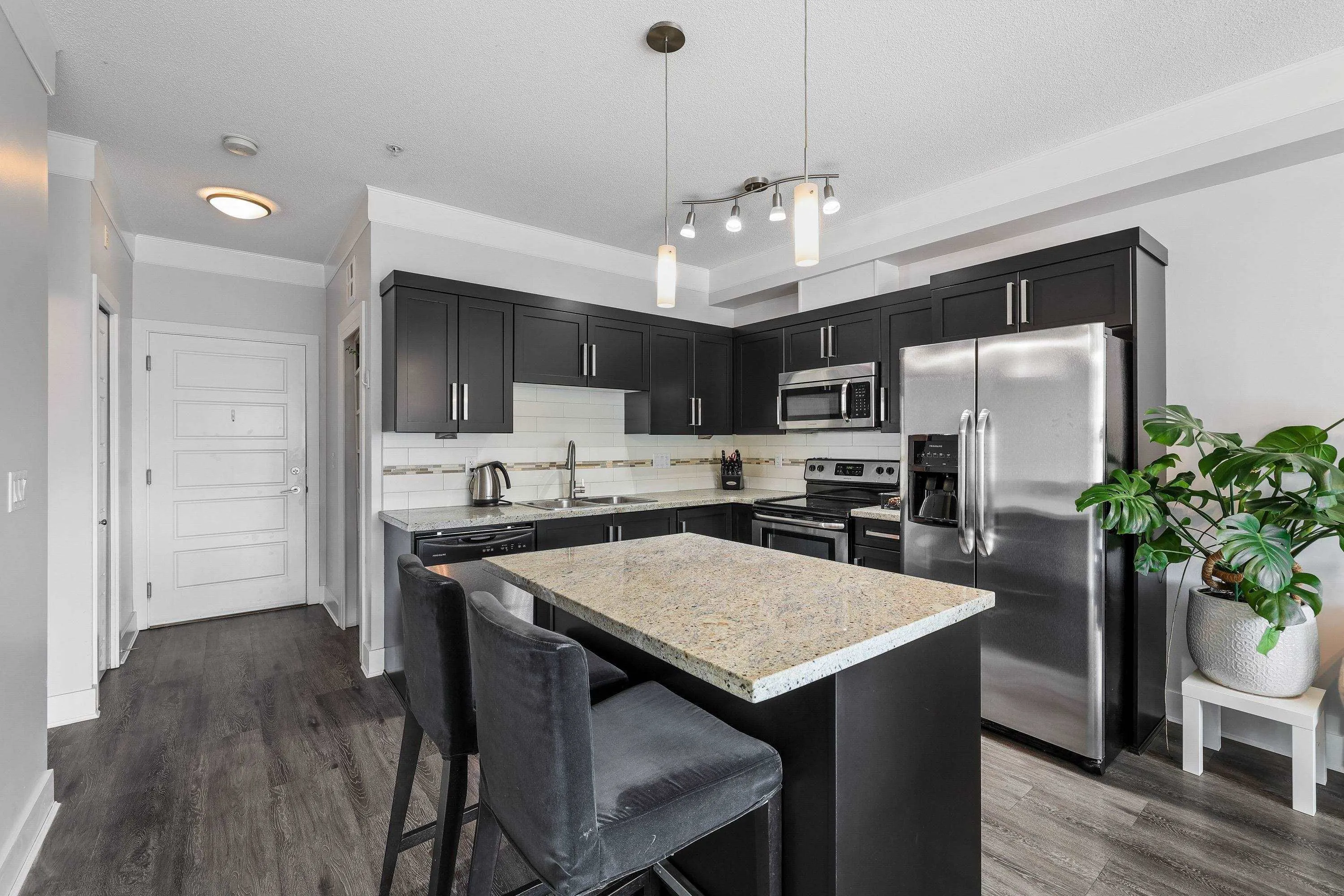 207 20630 Douglas Crescent