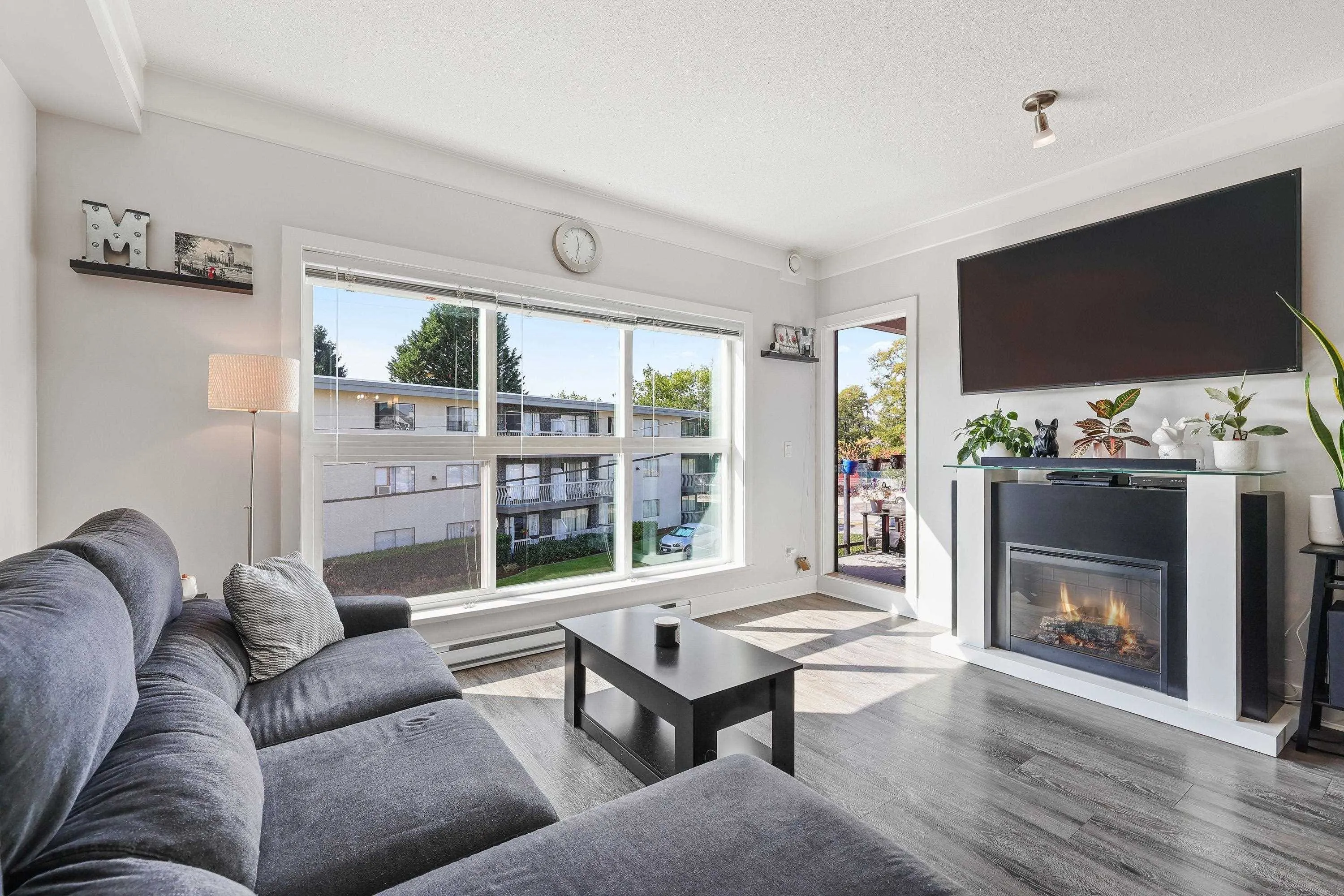 207 20630 Douglas Crescent
