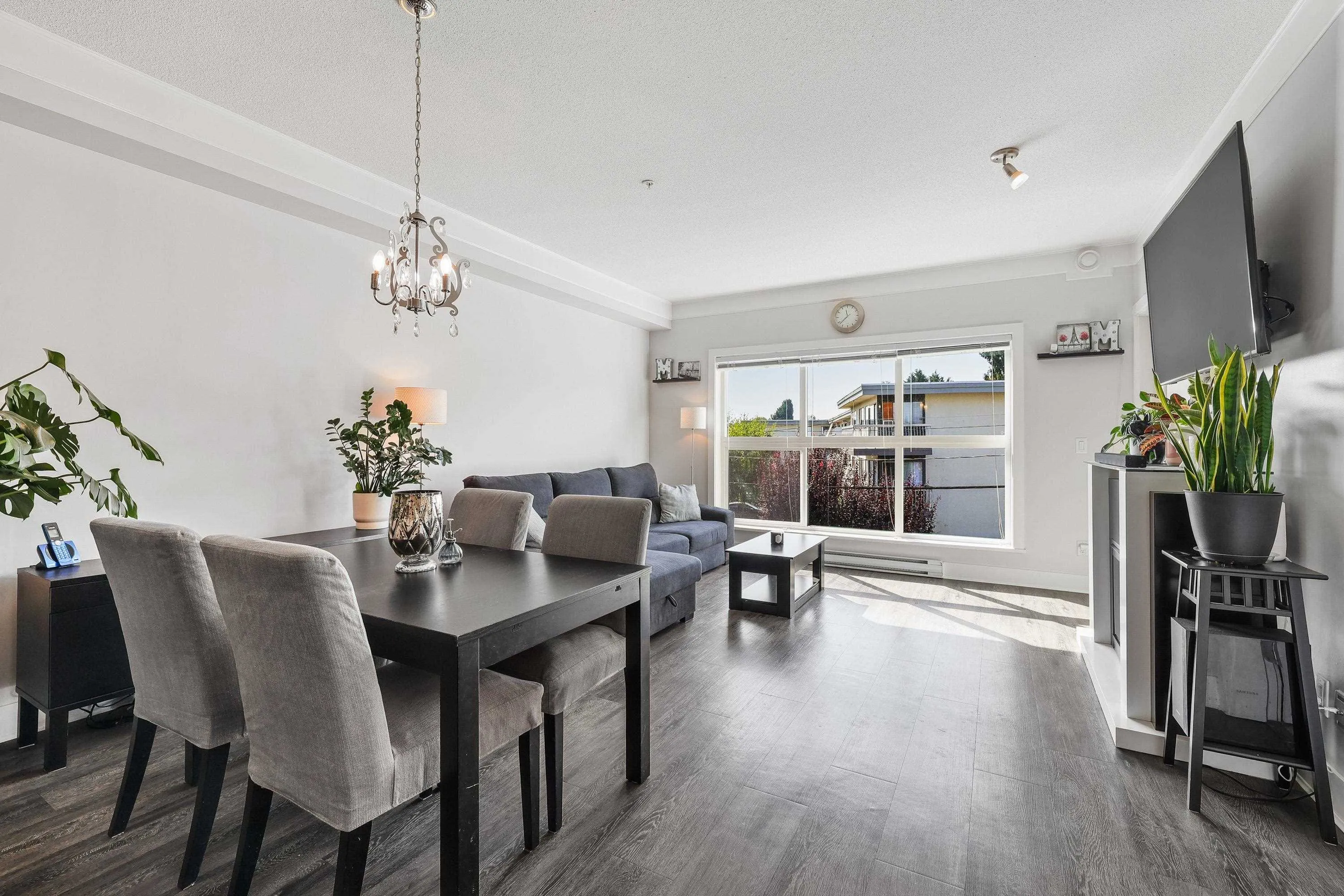 207 20630 Douglas Crescent