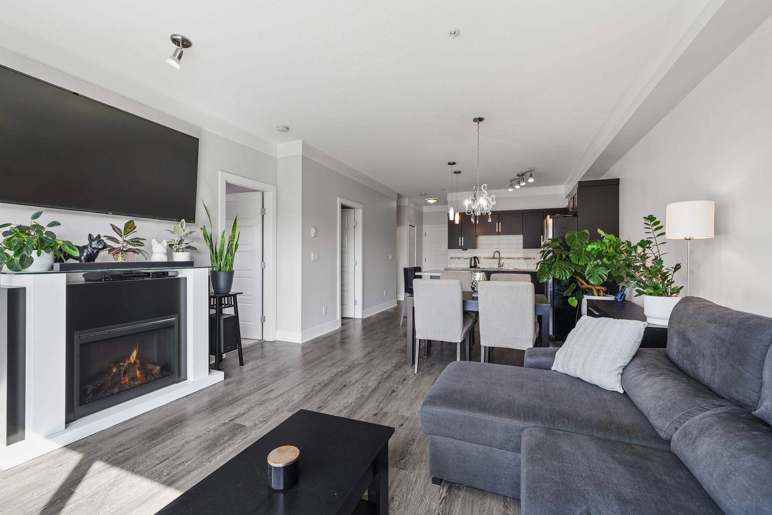 207 20630 Douglas Crescent
