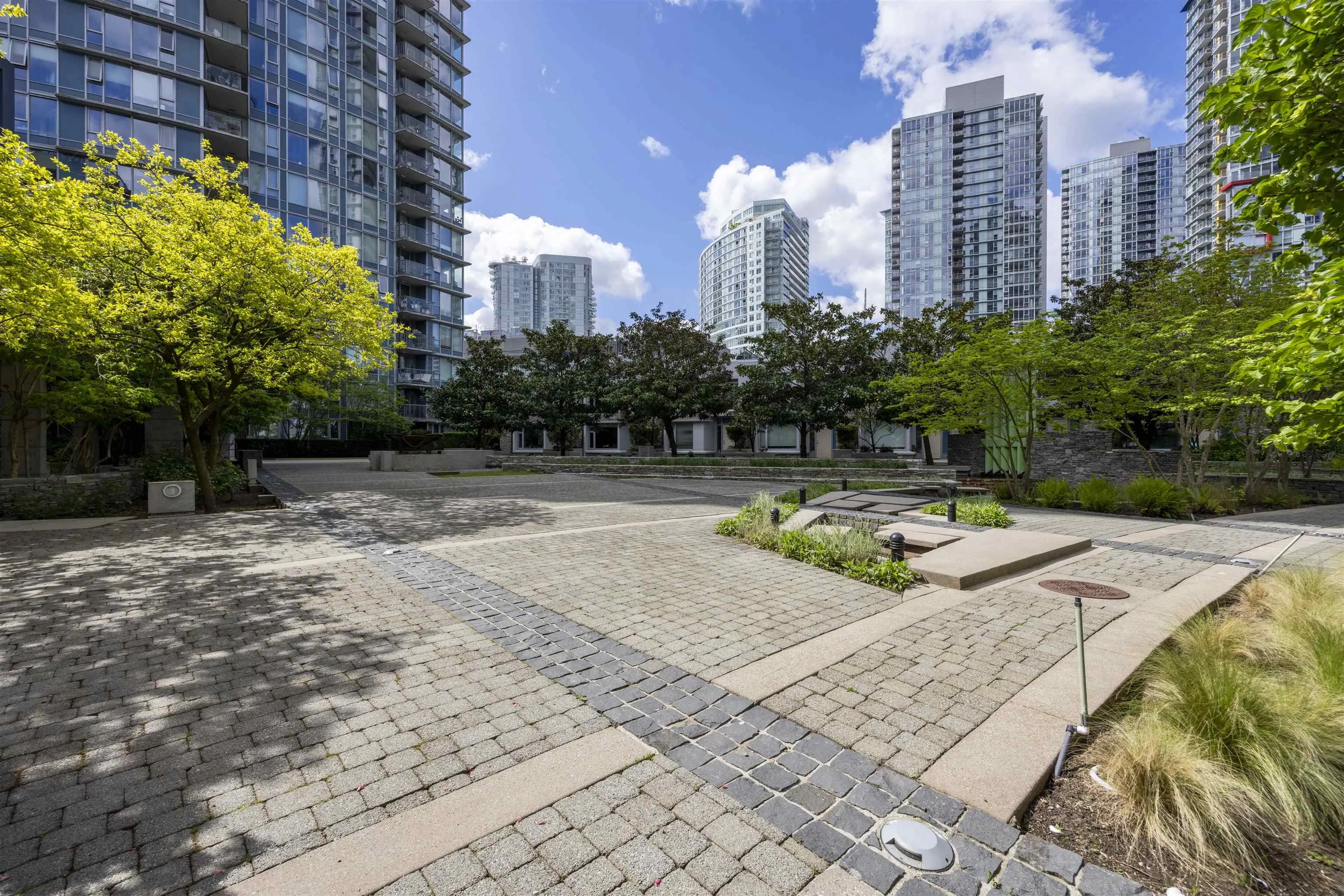 1906 188 Keefer Place
