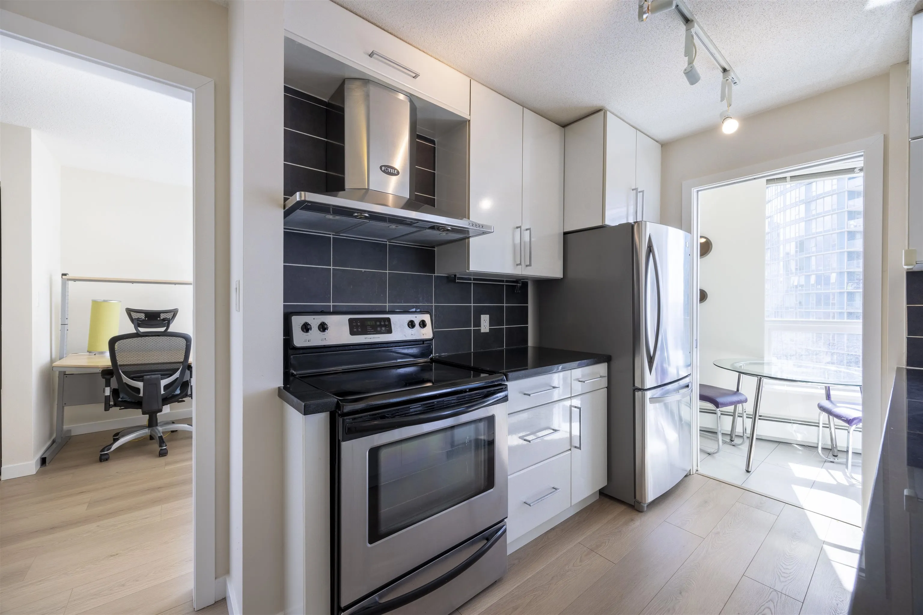 1906 188 Keefer Place