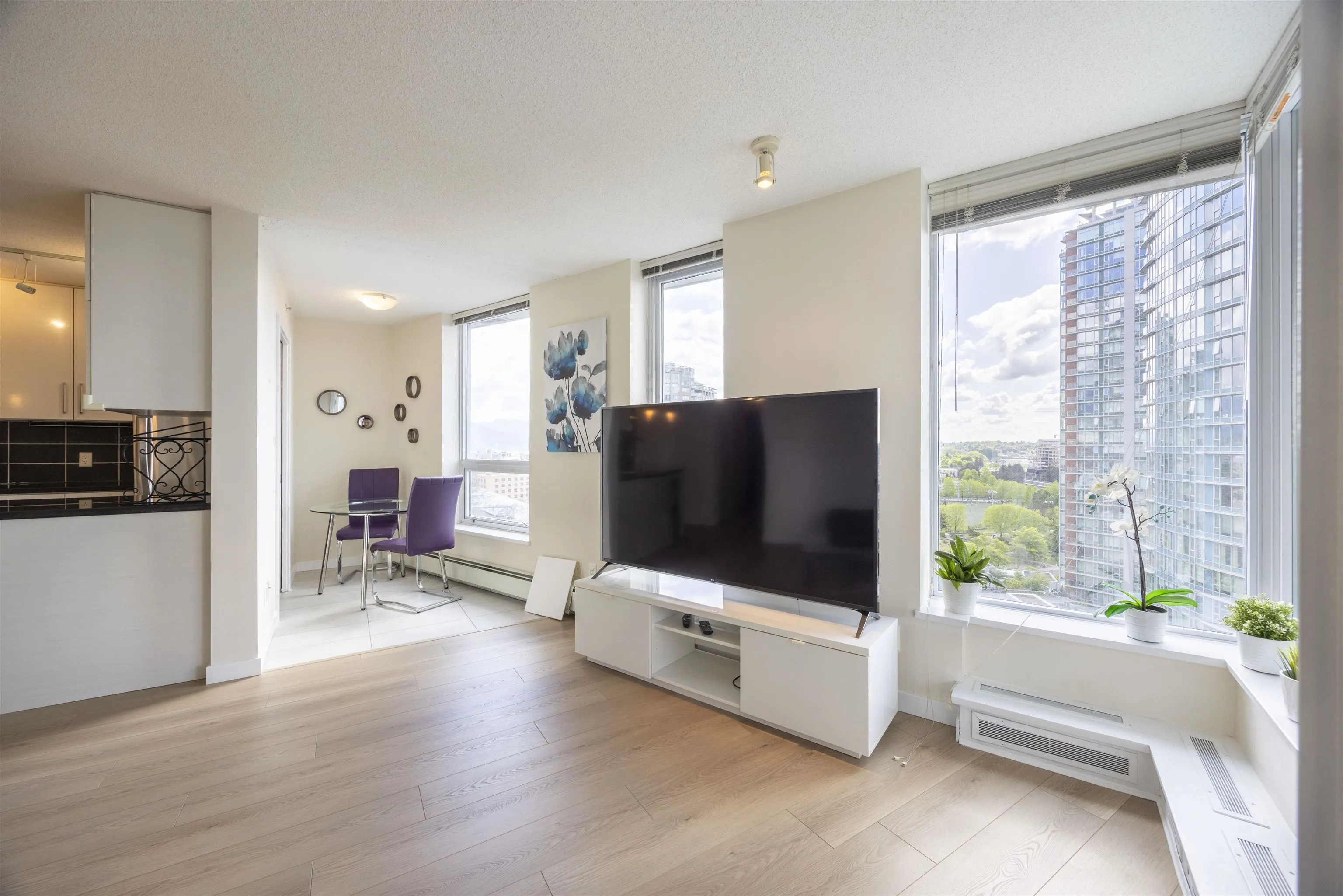 1906 188 Keefer Place