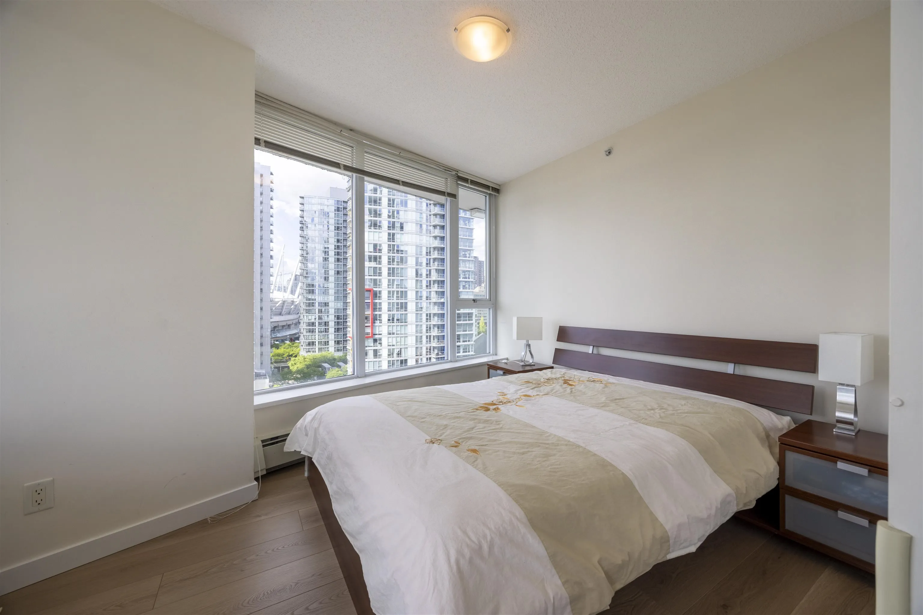 1906 188 Keefer Place