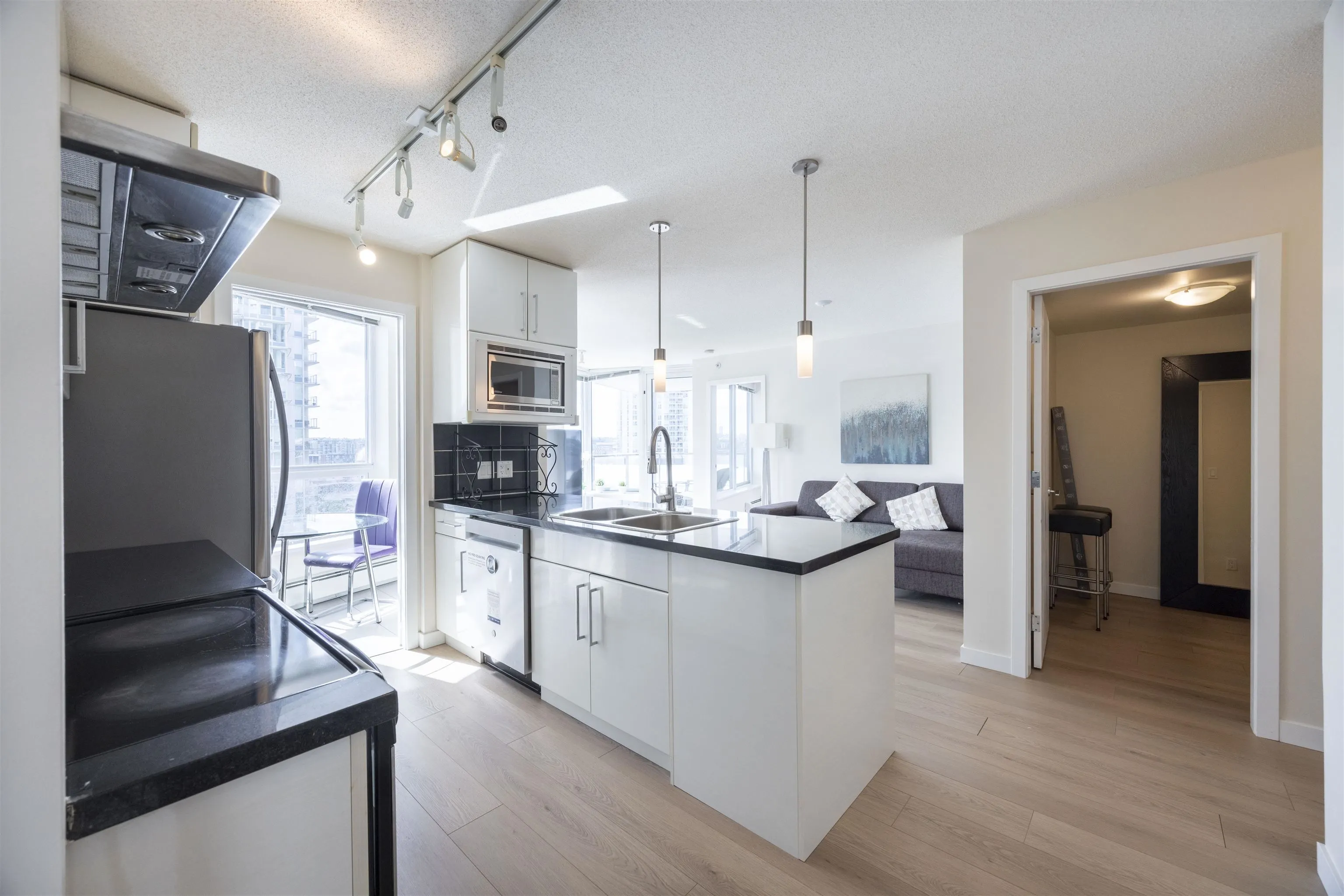 1906 188 Keefer Place
