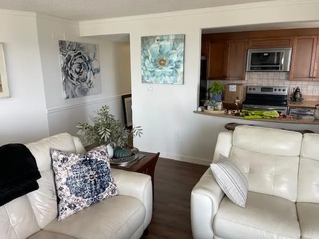 812 15111 Russell Avenue