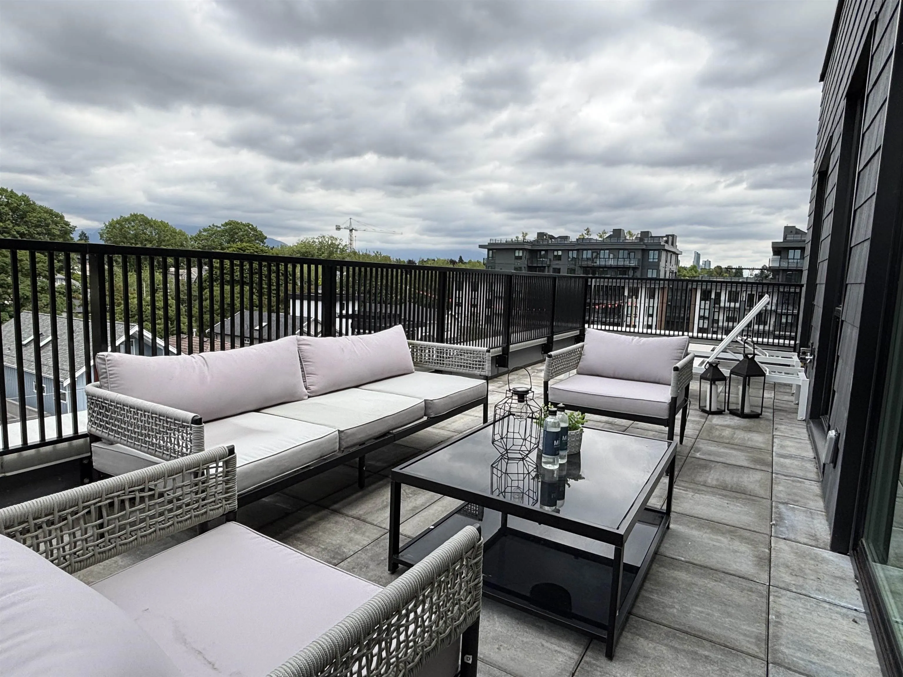601 2235 E Broadway