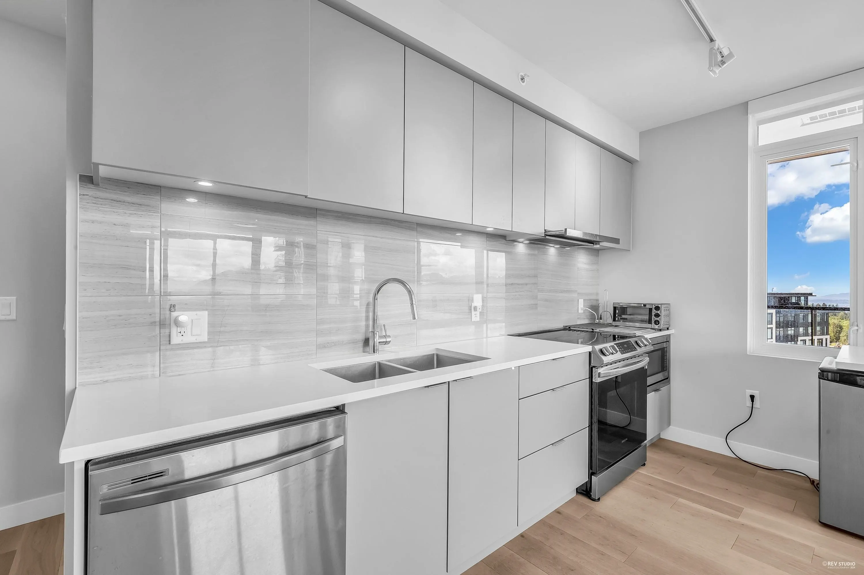 1201 8761 University Crescent