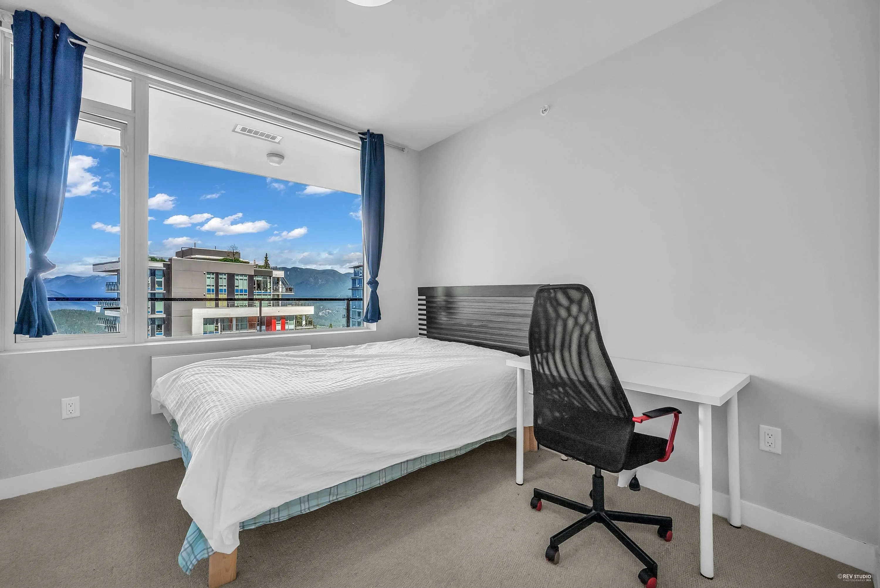 1201 8761 University Crescent