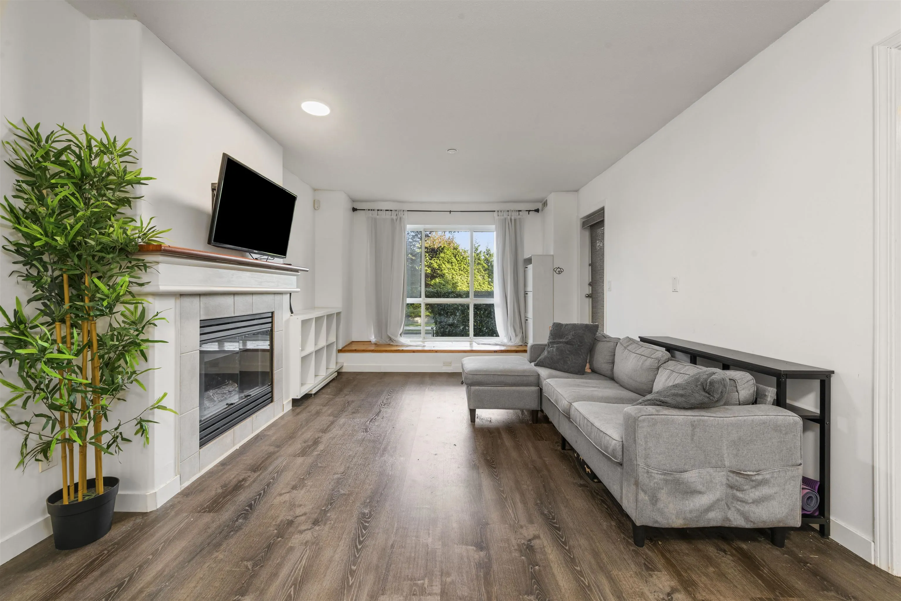 104 12633 No 2 Road
