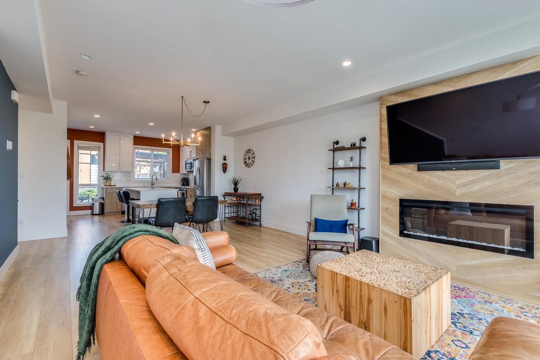 102 3419 Roxton Avenue