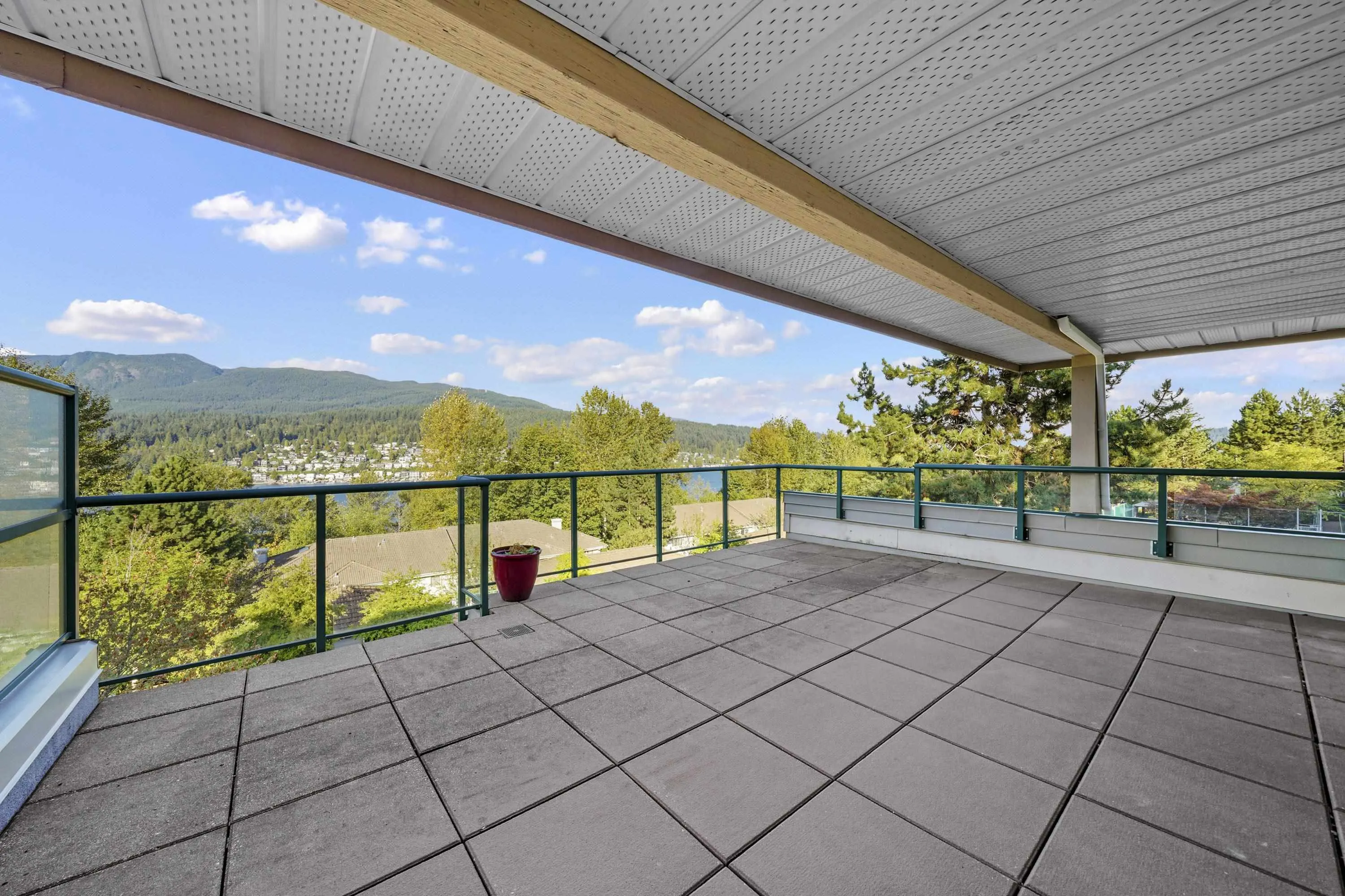 311 121 Shoreline Circle