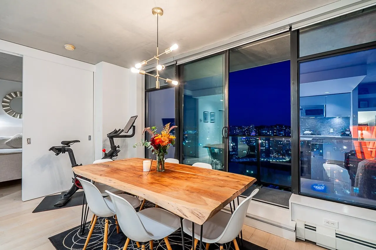 2305 108 W Cordova Street