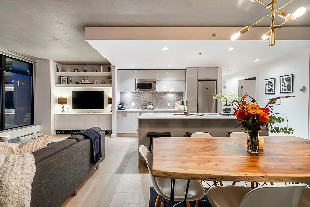 2305 108 W Cordova Street