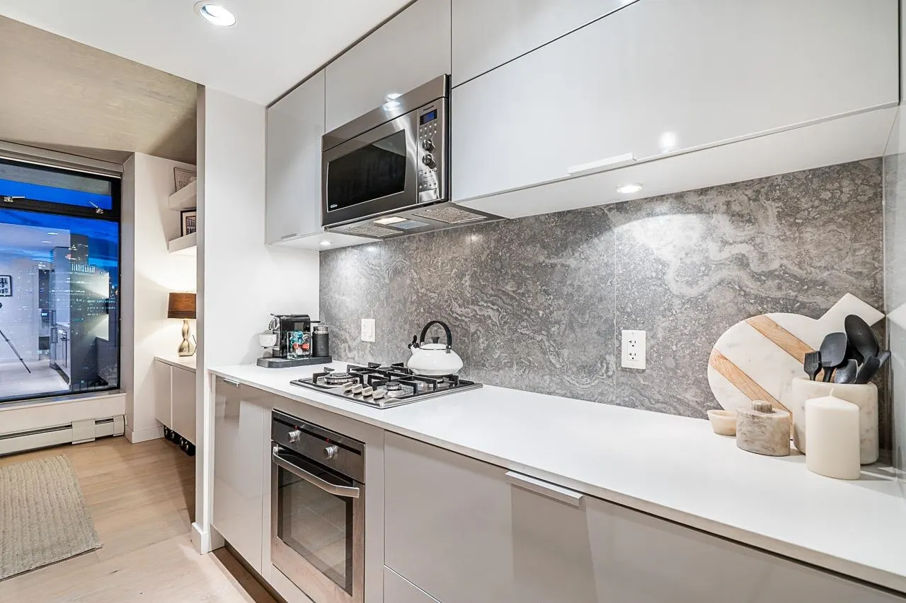 2305 108 W Cordova Street