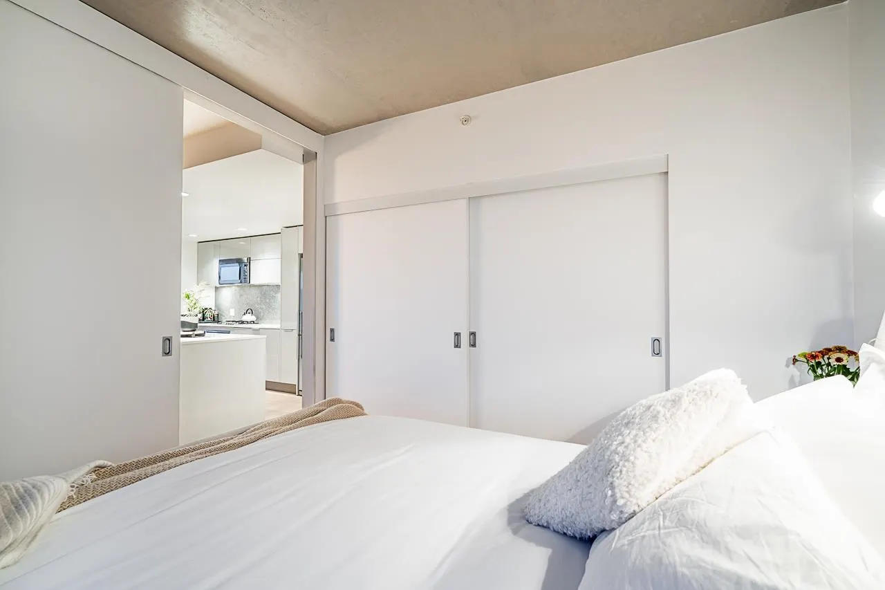 2305 108 W Cordova Street